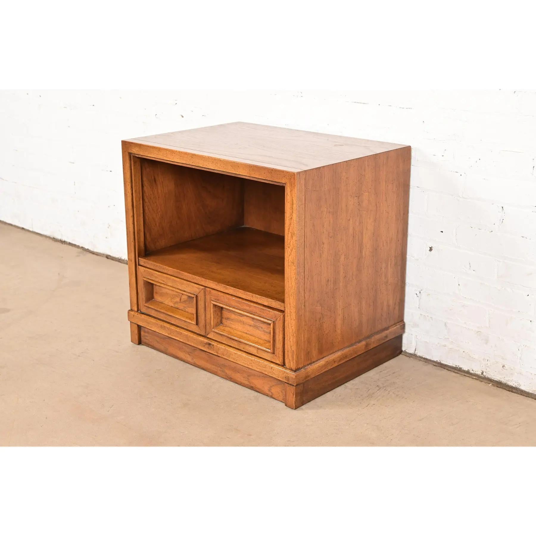 Américain Table de nuit en noyer sculpté Drexel, moderne du milieu du siècle dernier, vers les années 1960 en vente