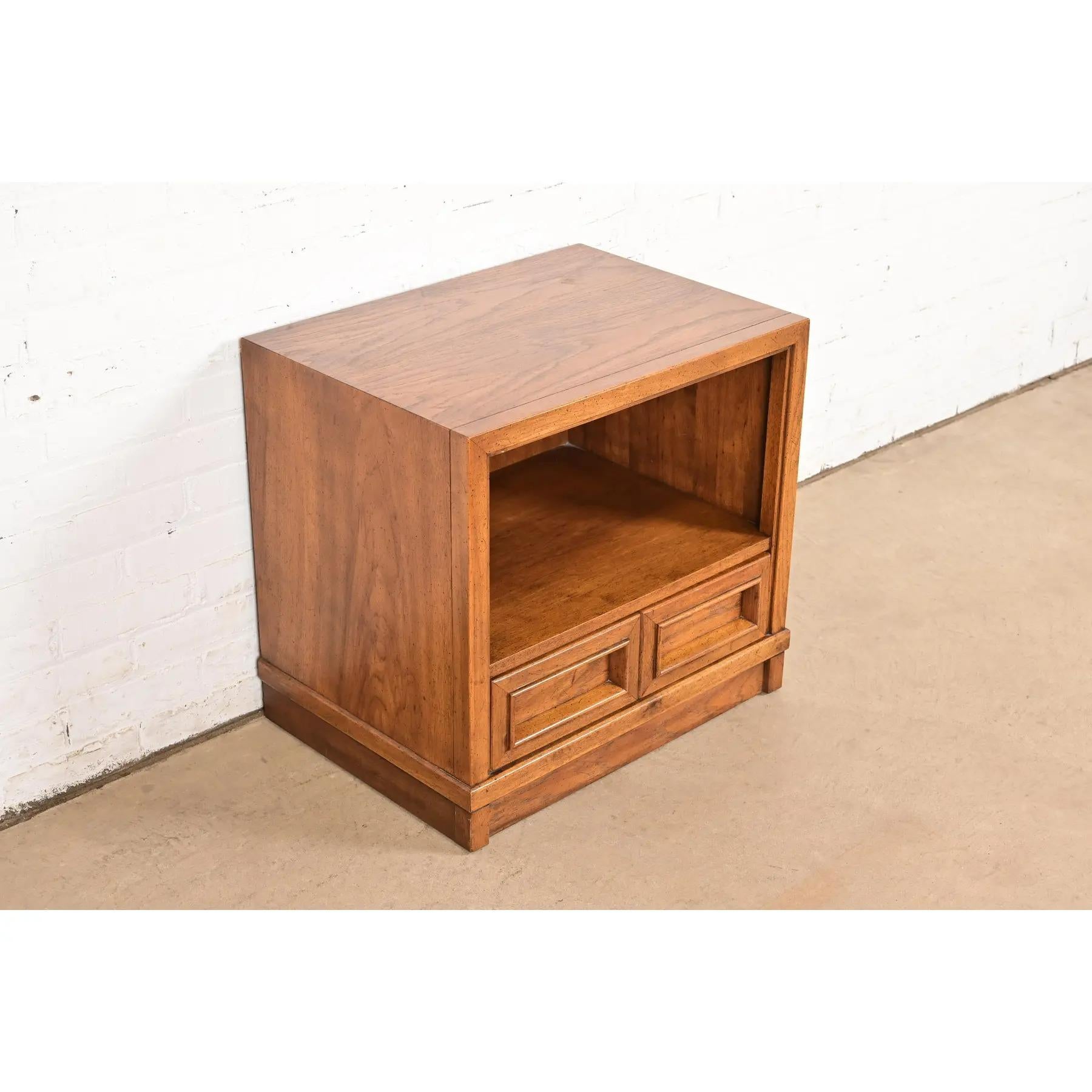 Table de nuit en noyer sculpté Drexel, moderne du milieu du siècle dernier, vers les années 1960 Bon état - En vente à South Bend, IN