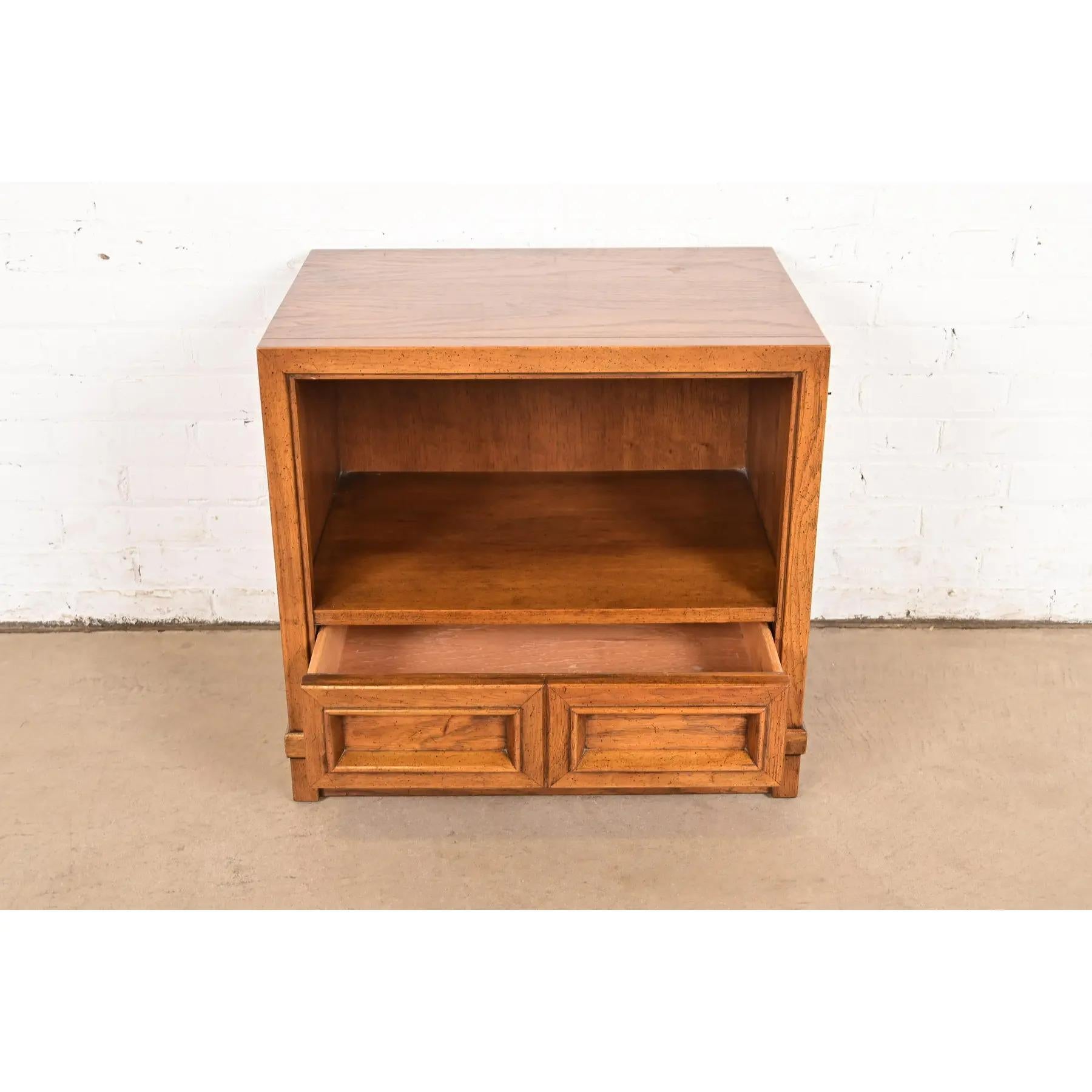 Milieu du XXe siècle Table de nuit en noyer sculpté Drexel, moderne du milieu du siècle dernier, vers les années 1960 en vente
