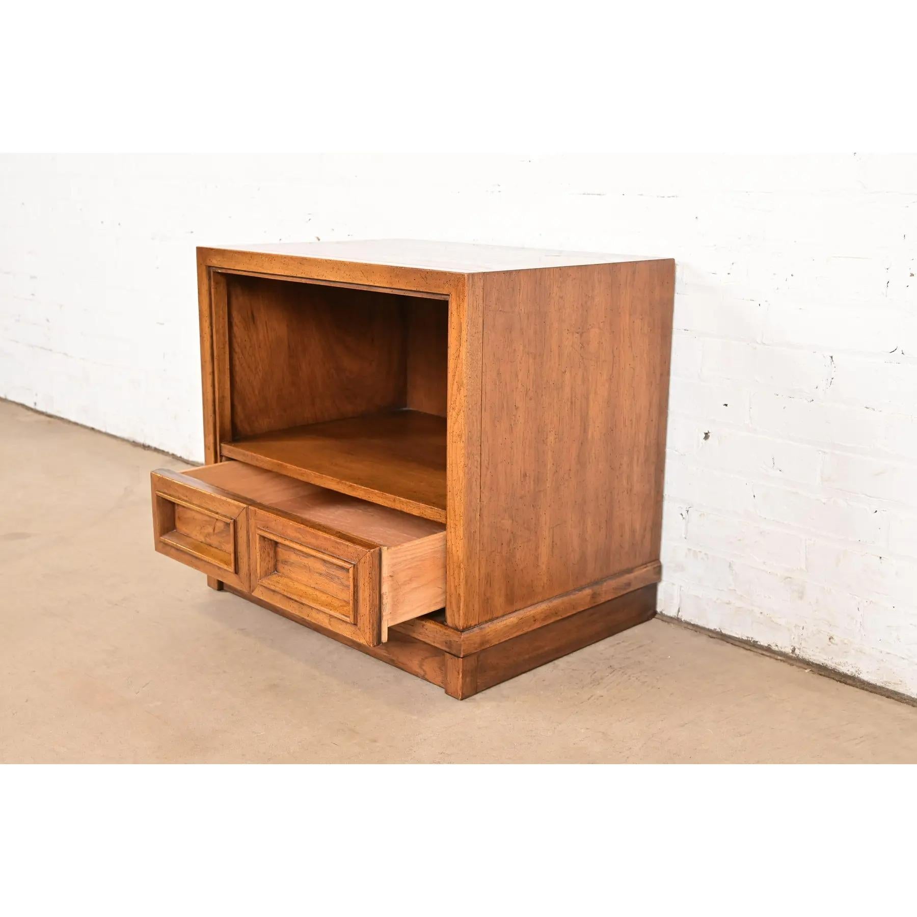 Noyer Table de nuit en noyer sculpté Drexel, moderne du milieu du siècle dernier, vers les années 1960 en vente