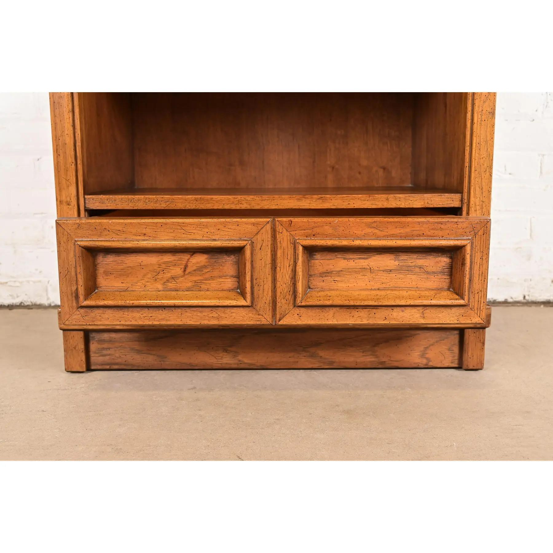 Table de nuit en noyer sculpté Drexel, moderne du milieu du siècle dernier, vers les années 1960 en vente 1