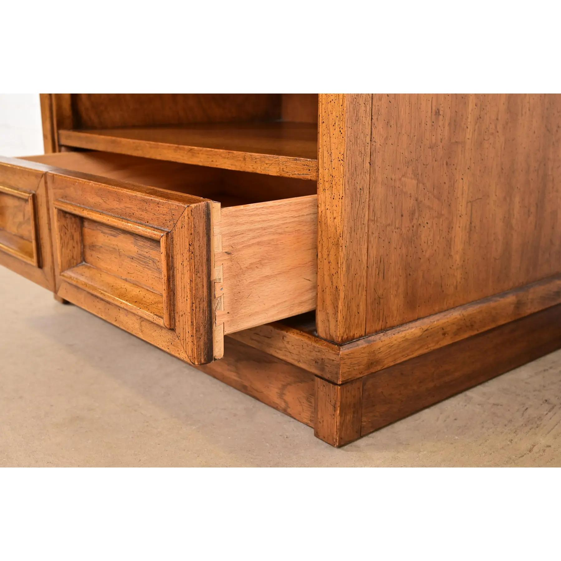 Table de nuit en noyer sculpté Drexel, moderne du milieu du siècle dernier, vers les années 1960 en vente 2