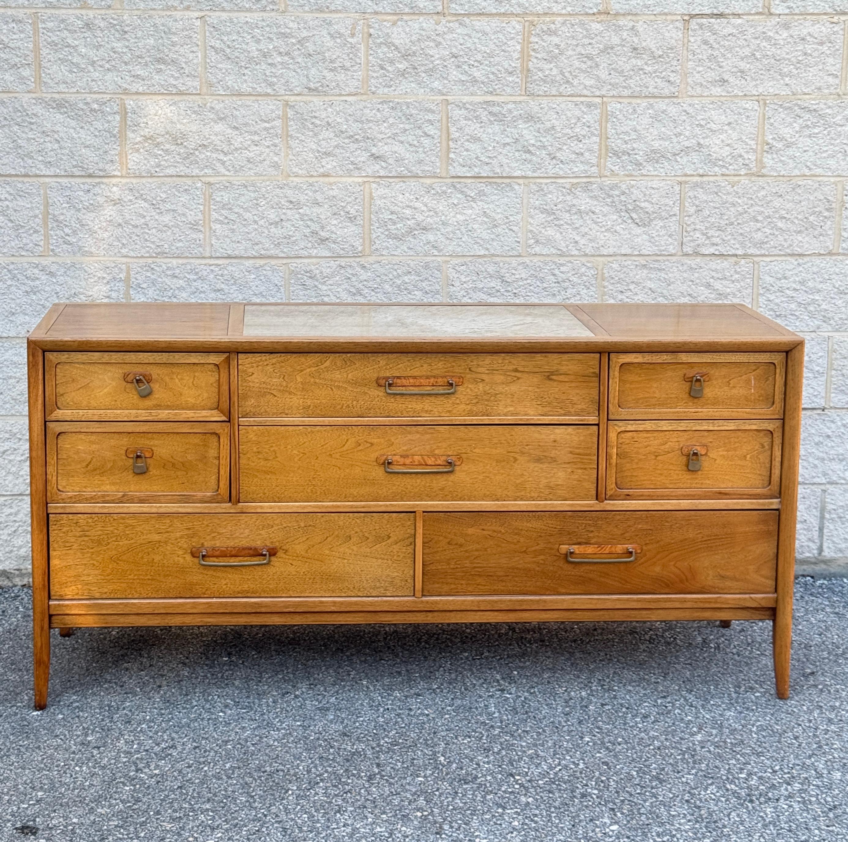 Mid-Century moderno Drexel, comò basso moderno di metà secolo con piano in travertino in vendita