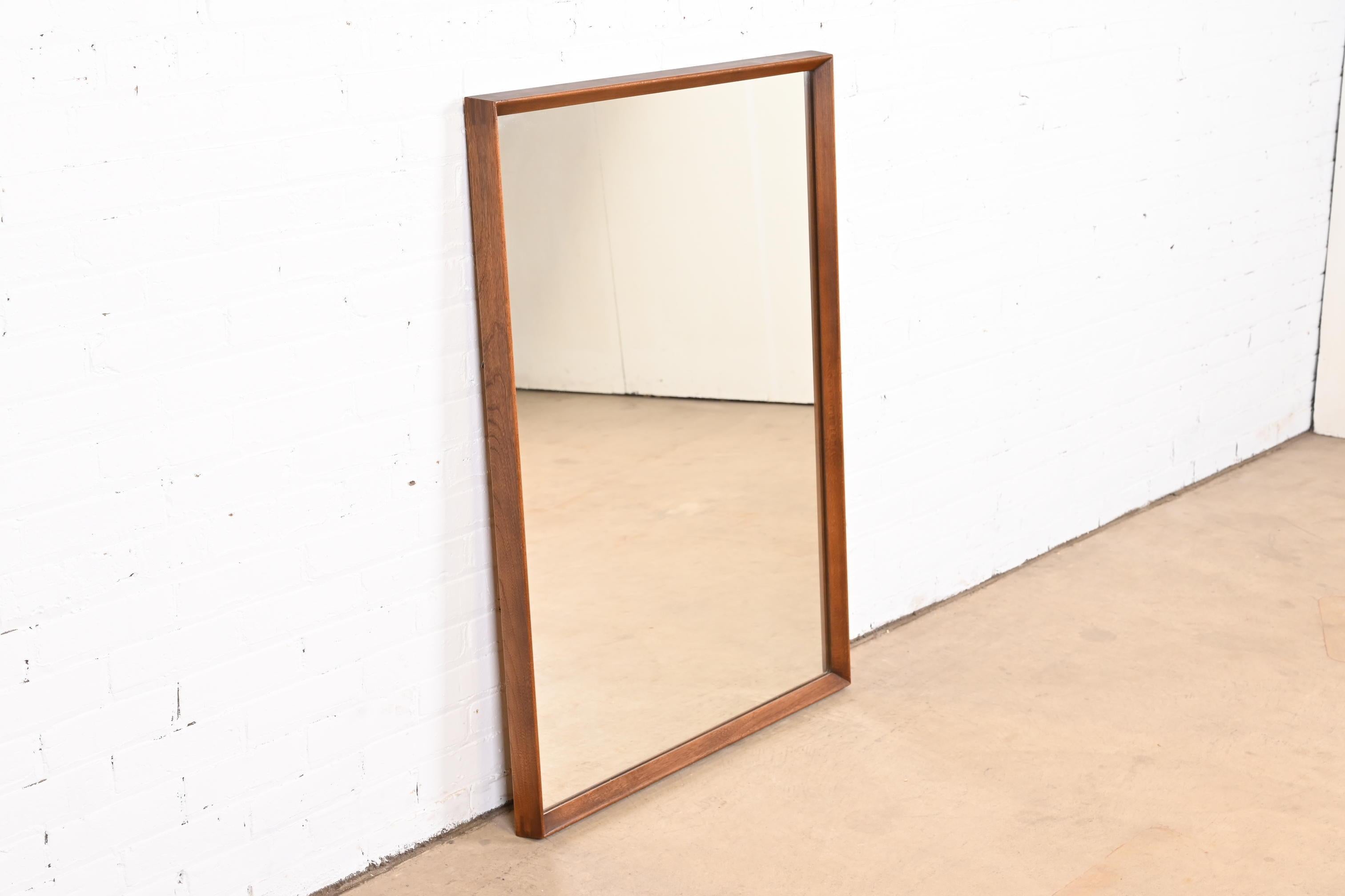 A stylish Mid-Century Modern sculpted walnut framed wall mirror

By Drexel

USA, 1960s

Measures: 32