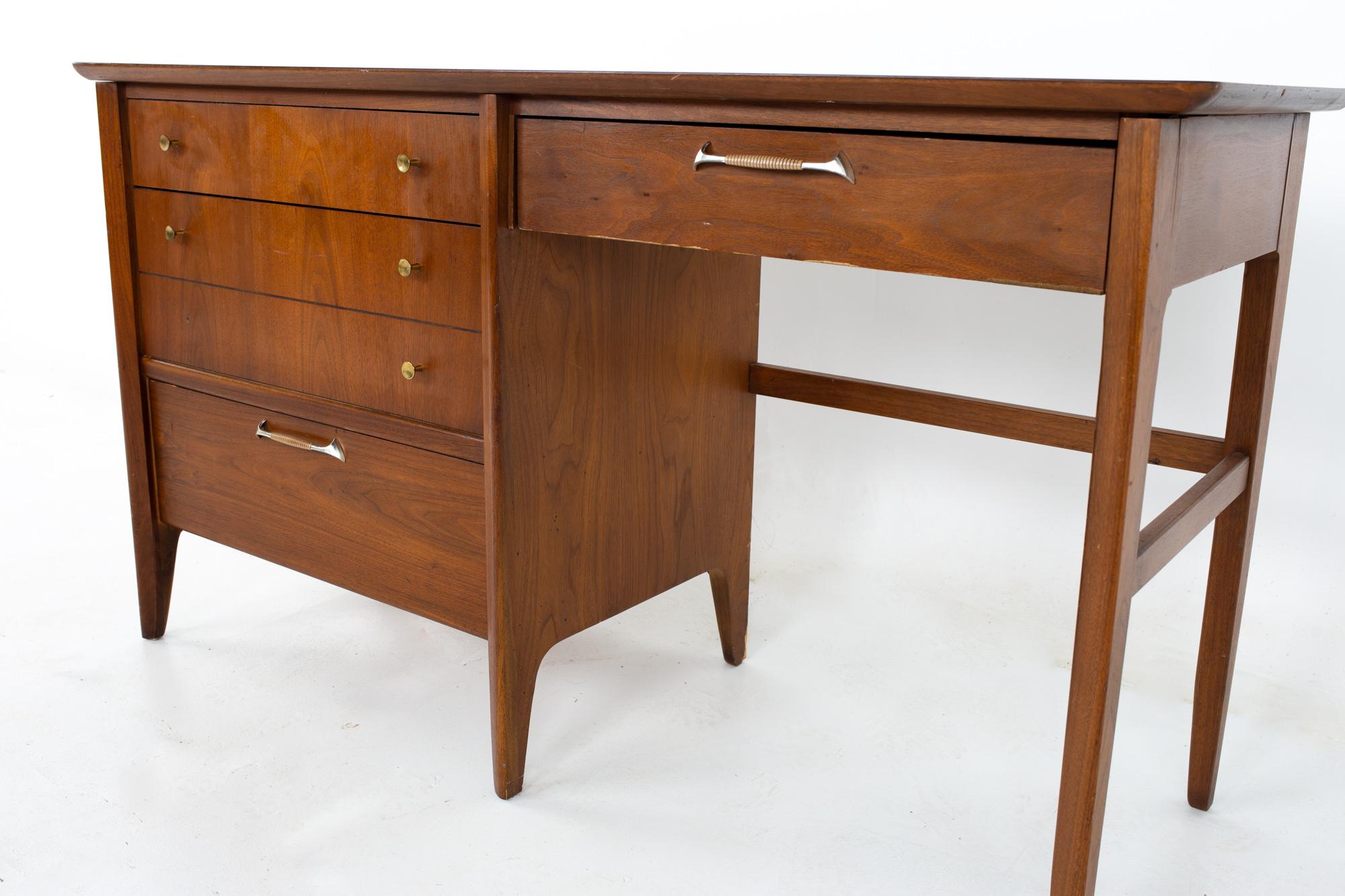 Drexel Mid Century Walnut and Formica 4 Drawer Desk In Good Condition In Countryside, IL