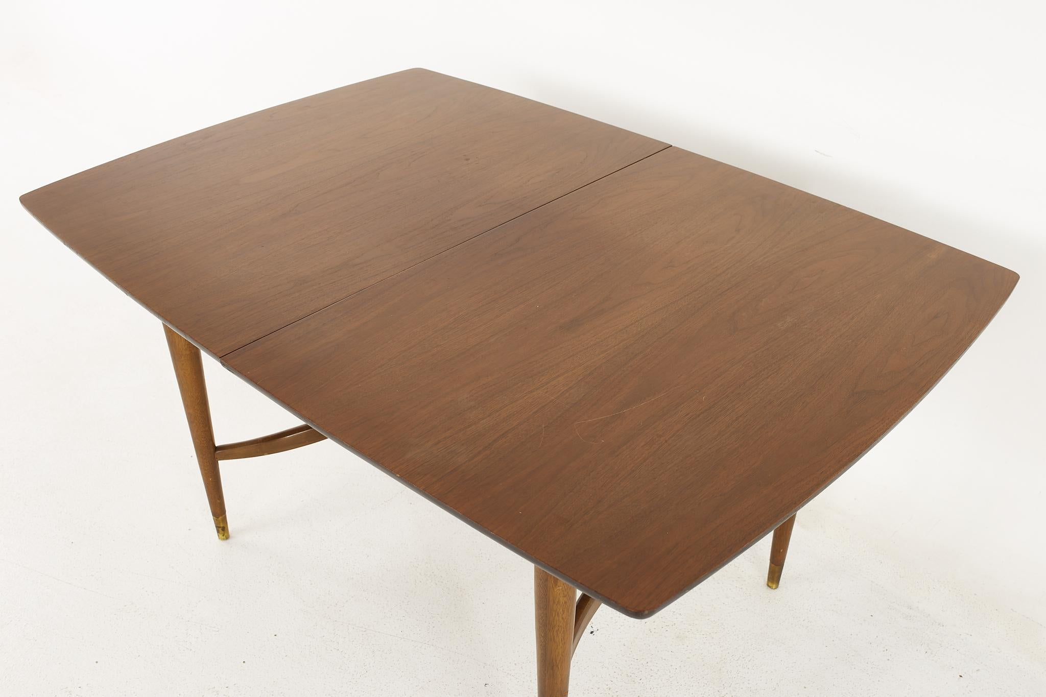 Drexel Mid Century Walnut Expanding Dining Table with 2 Leaves In Good Condition In Countryside, IL