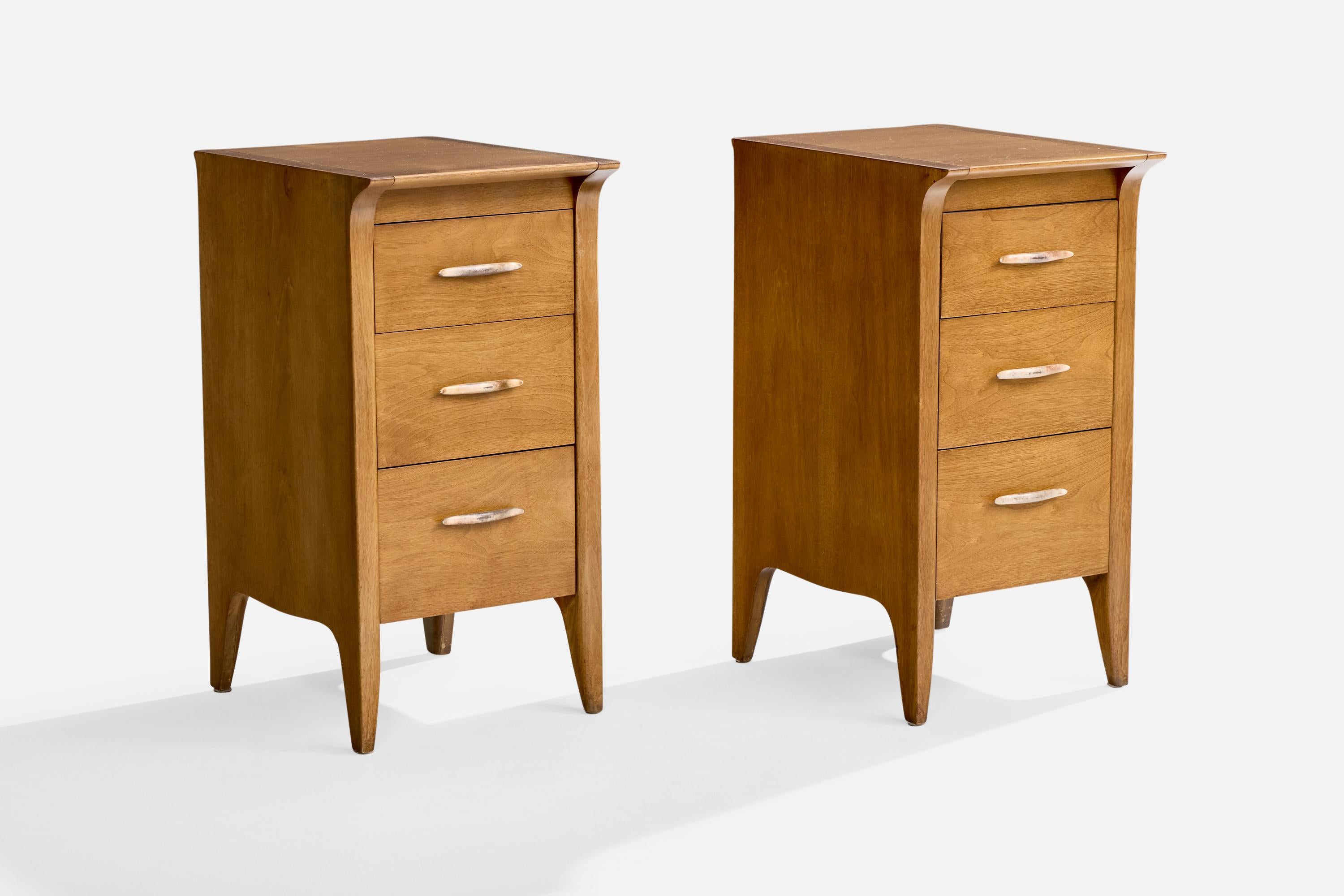 Coppia di comodini in acero e metallo prodotti da Drexel, USA, anni '50 circa.

Dimensioni complessive (pollici): 32,25 