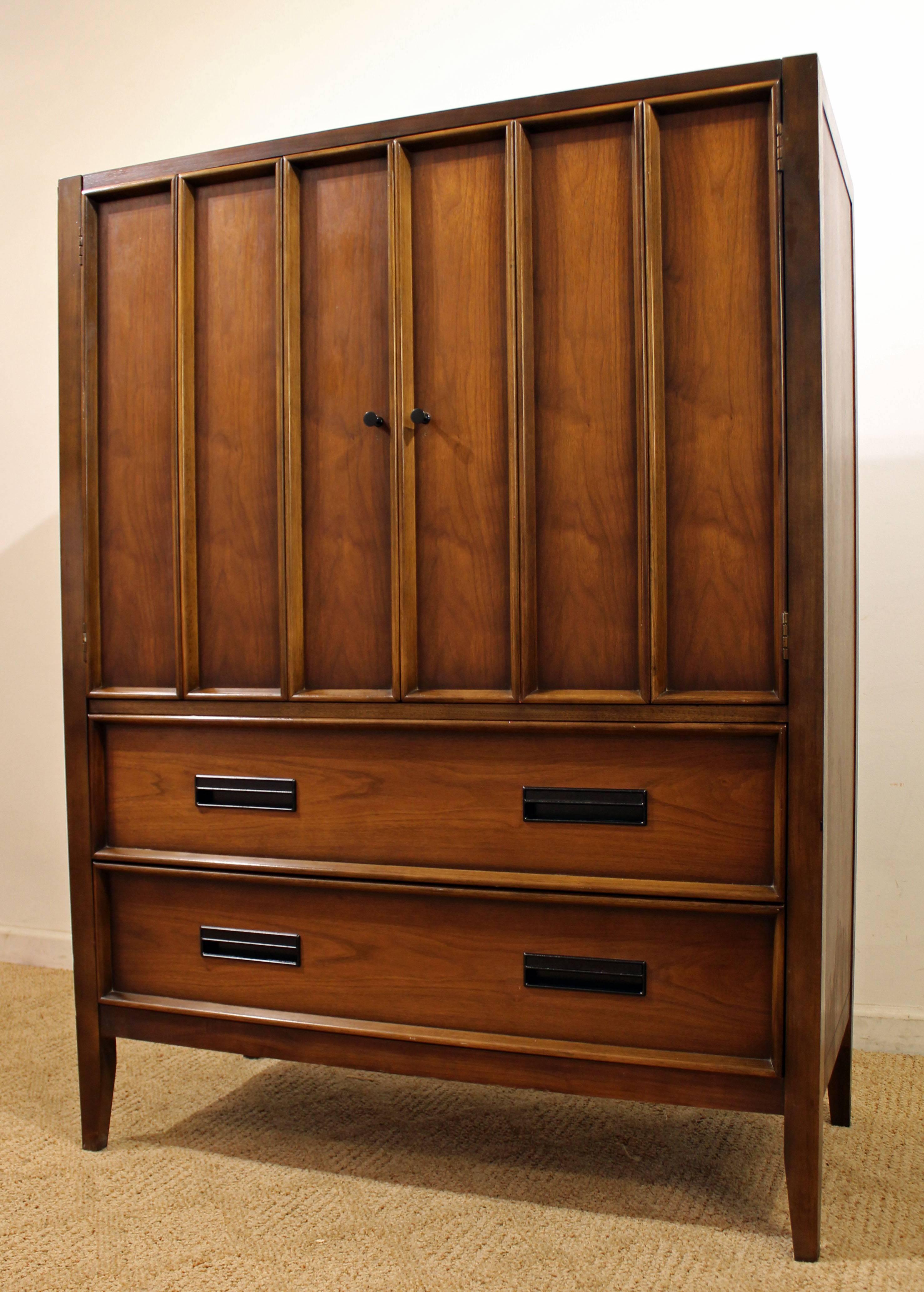 Drexel Paragon Nussbaum hohe Truhe (Moderne der Mitte des Jahrhunderts)
