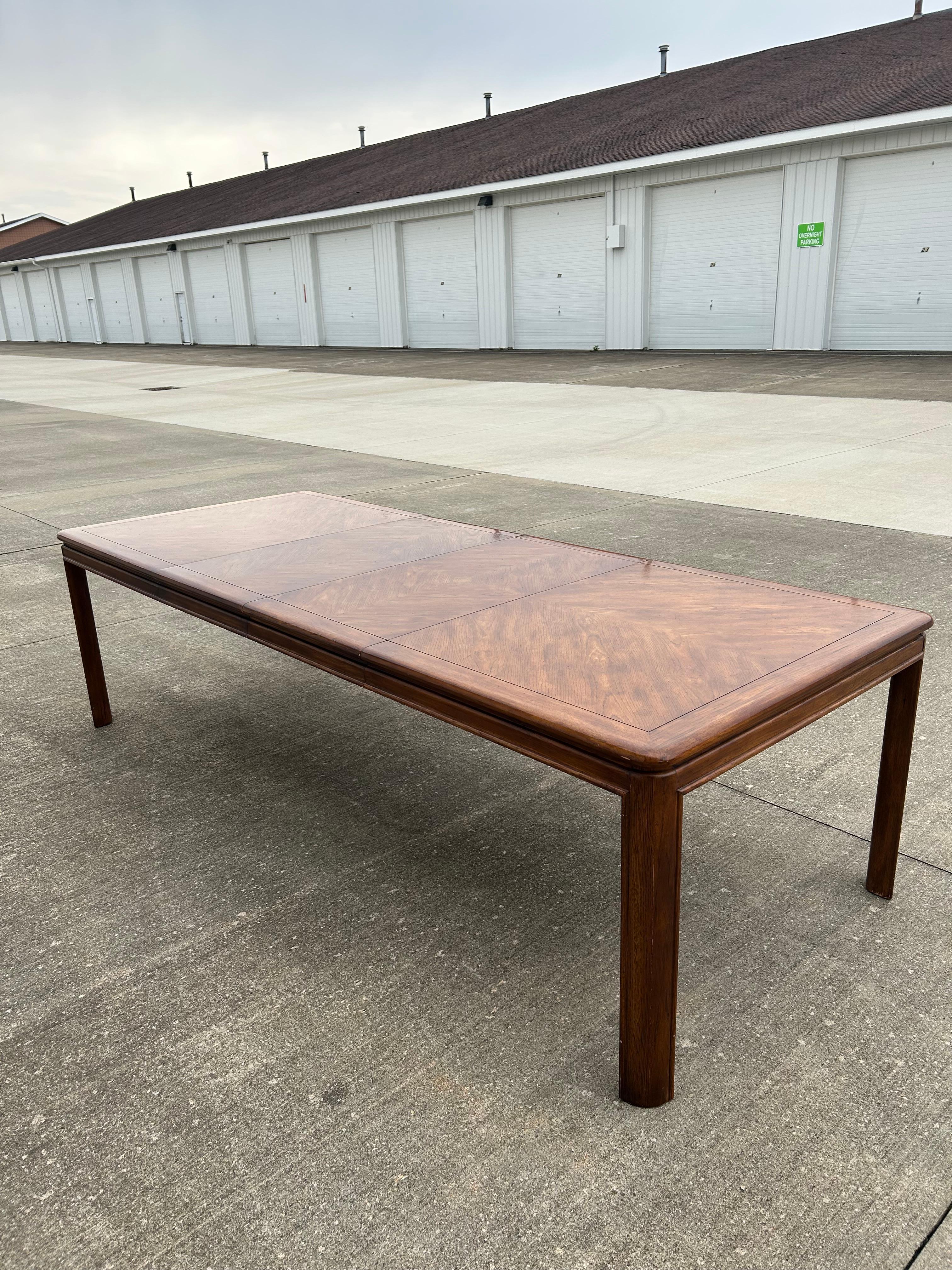 Drexel Passage Dining Table w/ Two Leaves In Good Condition For Sale In Medina, OH