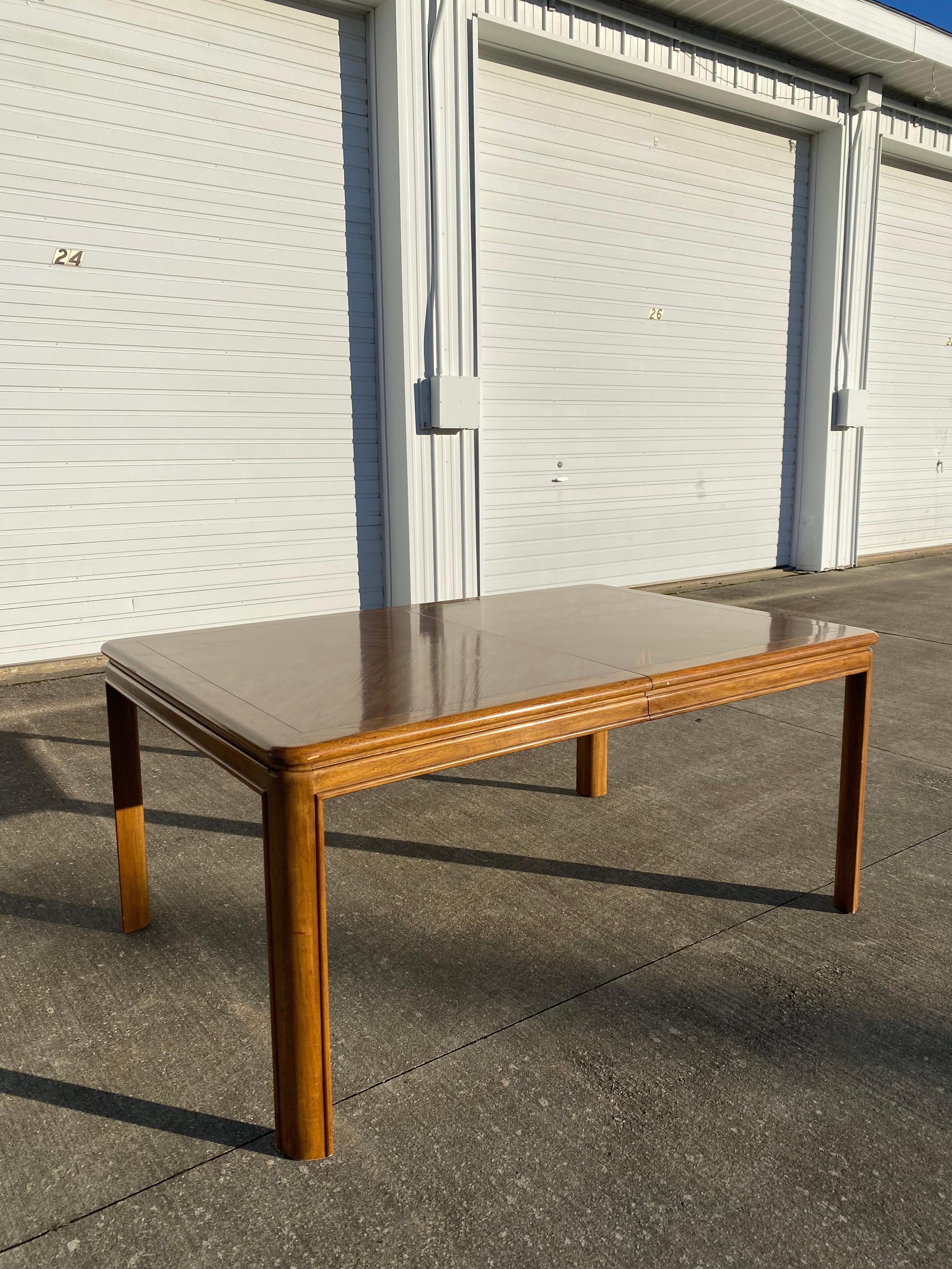Drexel Passage Postmodern Dining Table w/ 2 Leaves In Good Condition In Medina, OH