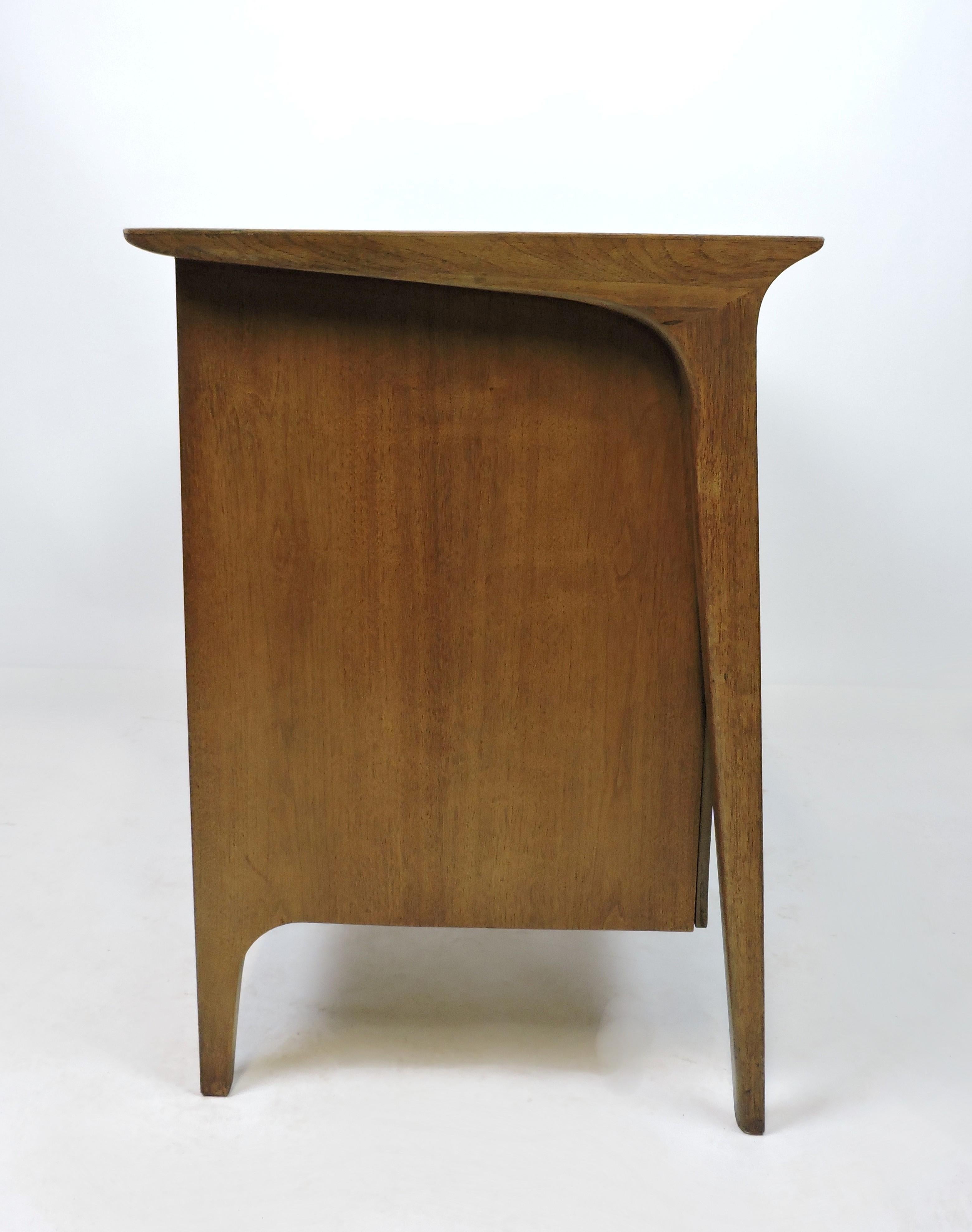 Drexel Profile Mid-Century Modern Walnut K95 Desk by John Van Koert In Good Condition In Chesterfield, NJ