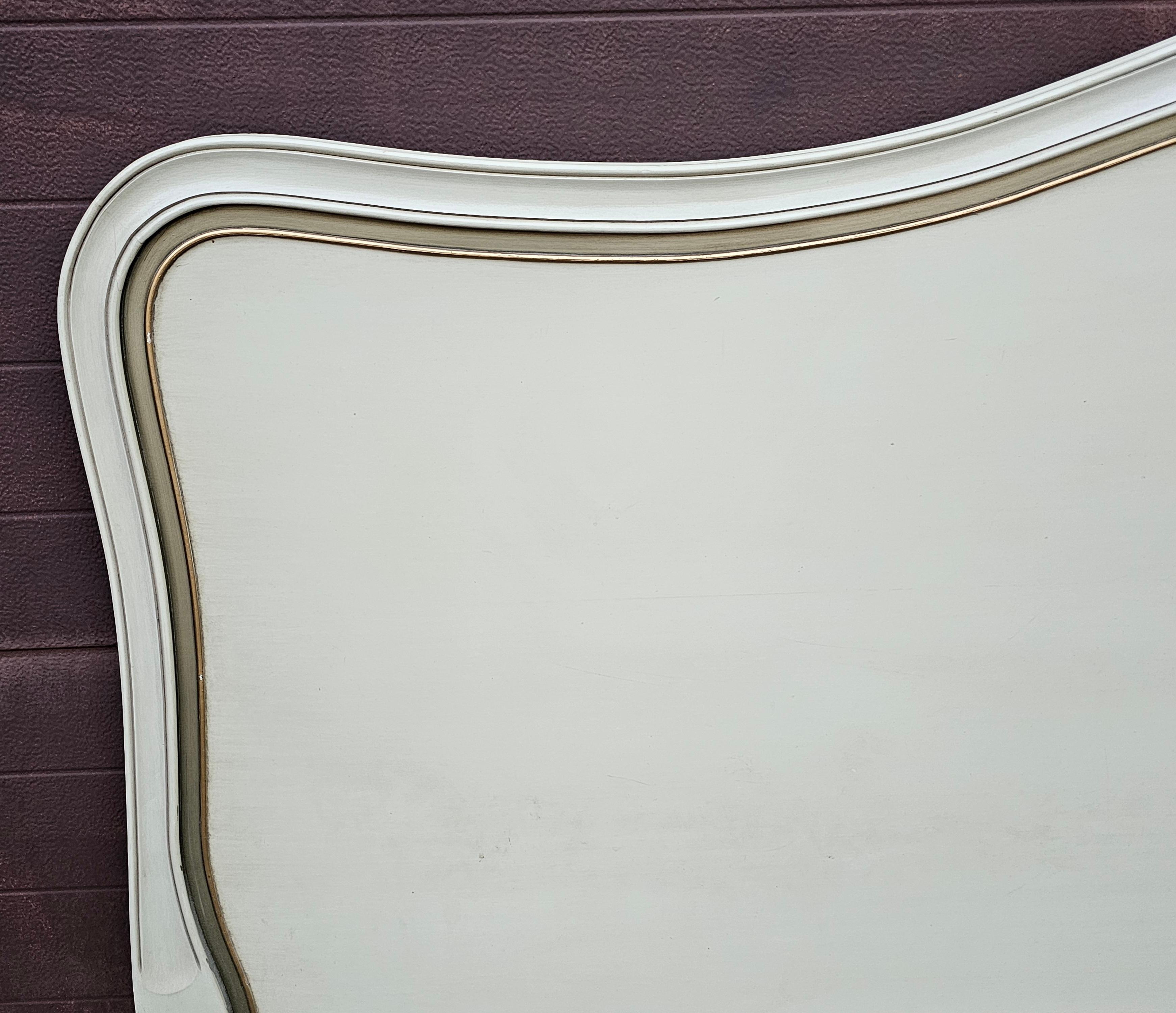 Stile provenzale Testiera king size Drexel in mogano parziale dorato e crema in vendita