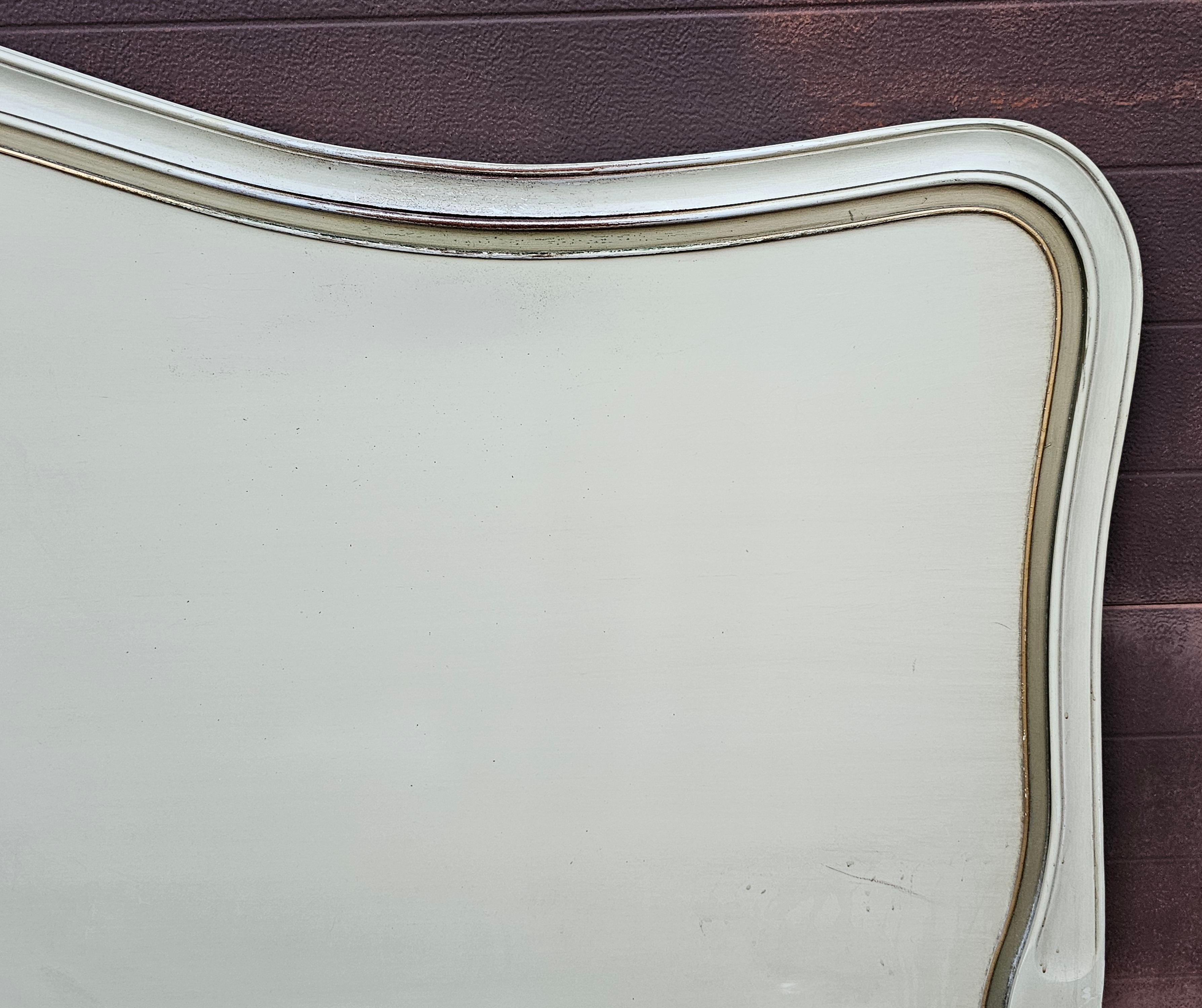 Americano Testiera king size Drexel in mogano parziale dorato e crema in vendita