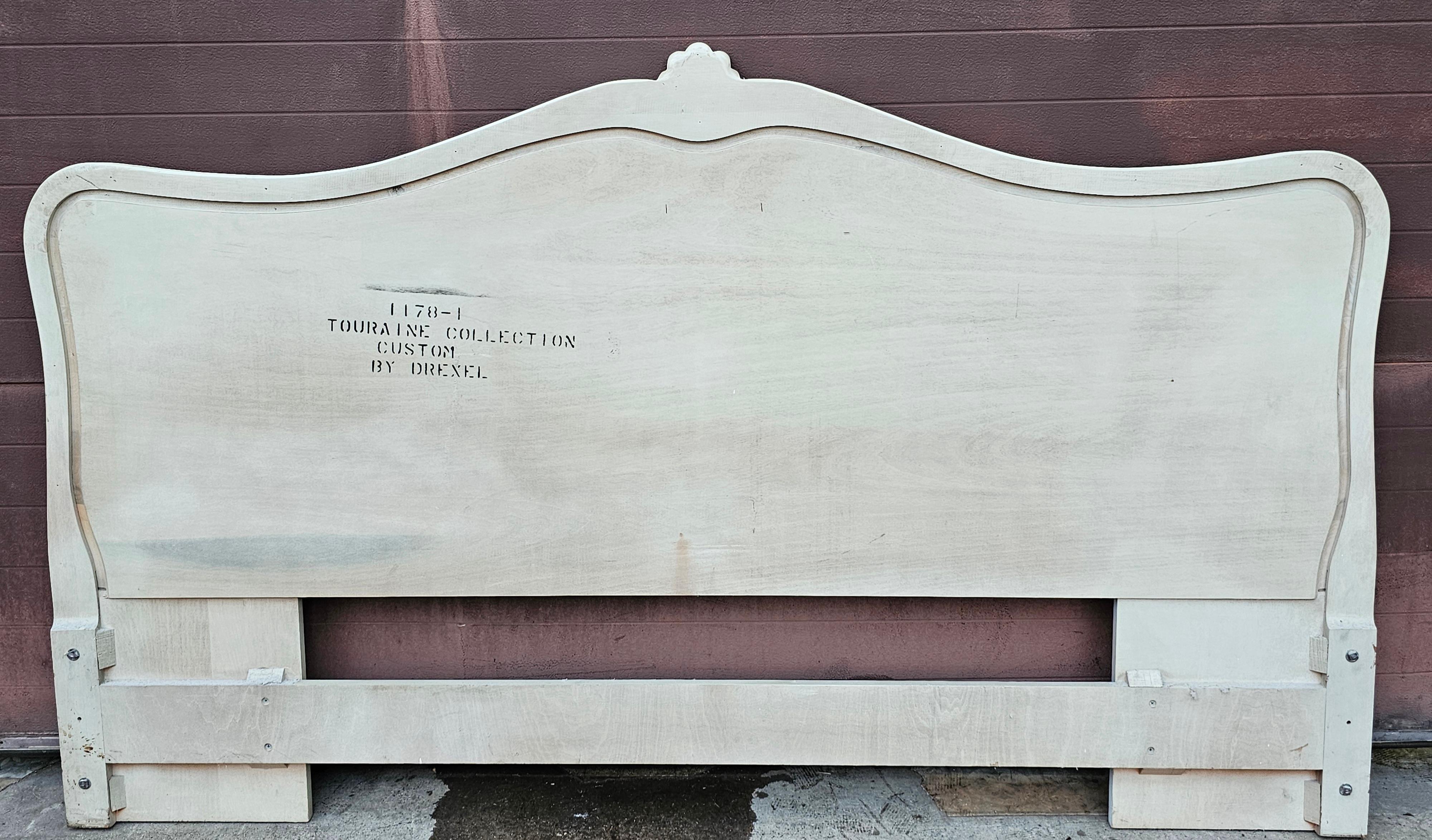 Testiera king size Drexel in mogano parziale dorato e crema In condizioni buone in vendita a Germantown, MD