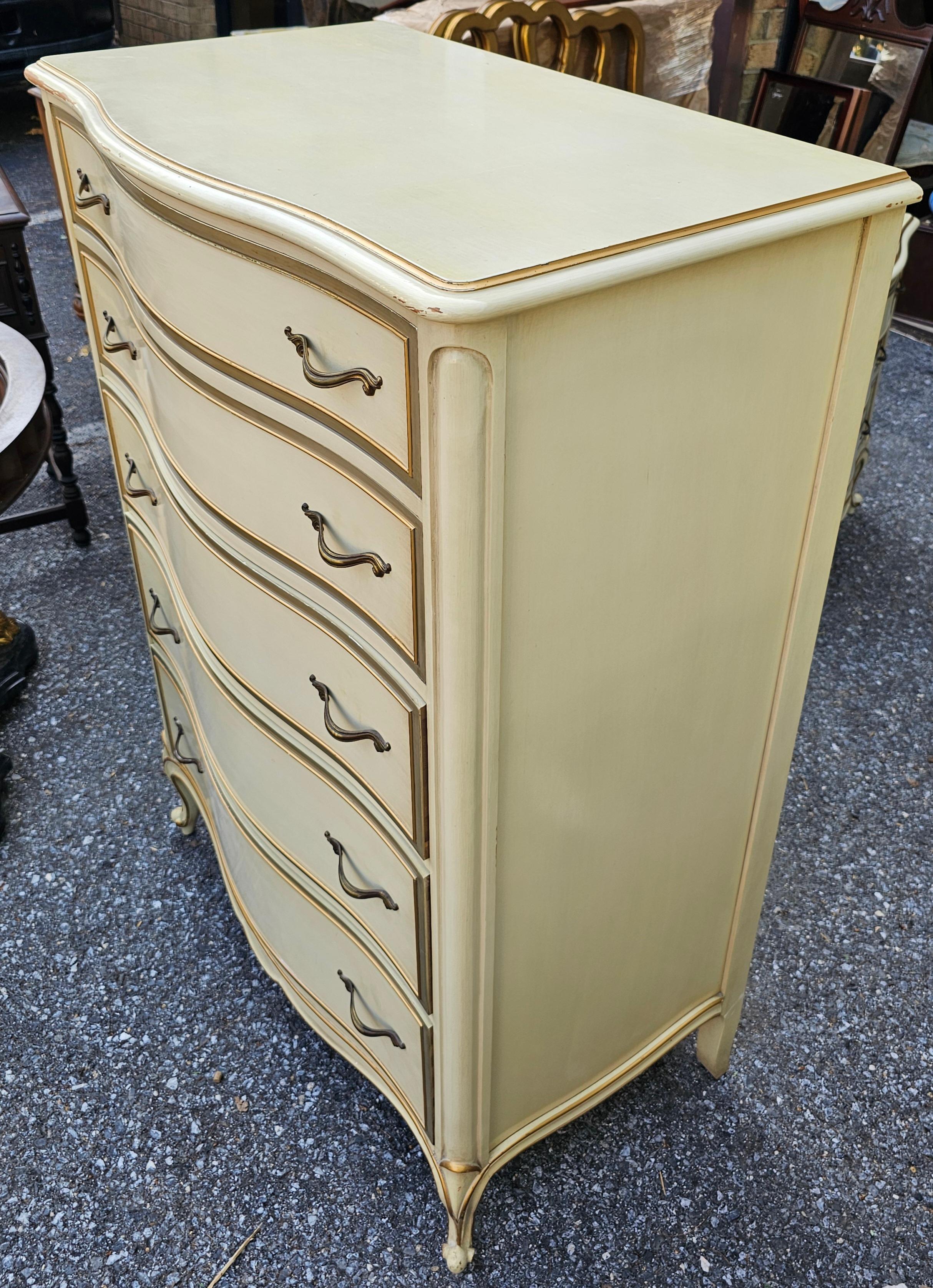 Stile provenzale Drexel Provincial Serpentine Mahogany Partial Gilt and Cream Chest of  cassetti in vendita