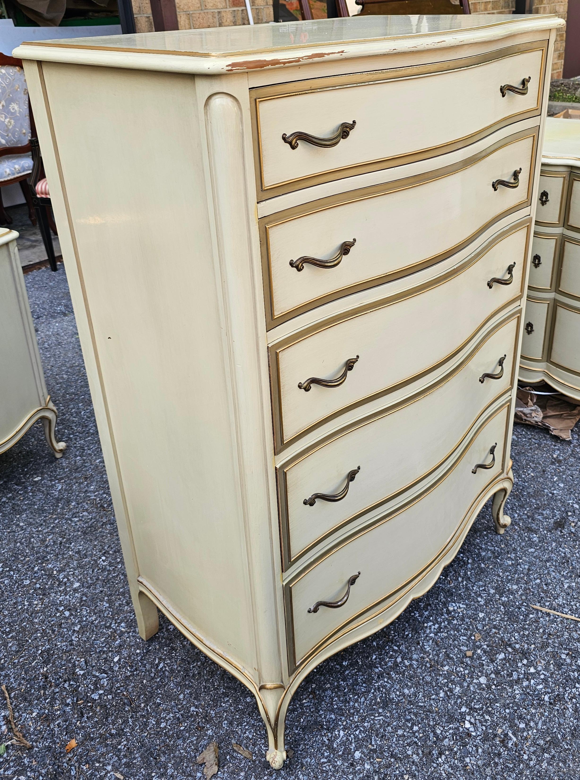 Americano Drexel Provincial Serpentine Mahogany Partial Gilt and Cream Chest of  cassetti in vendita
