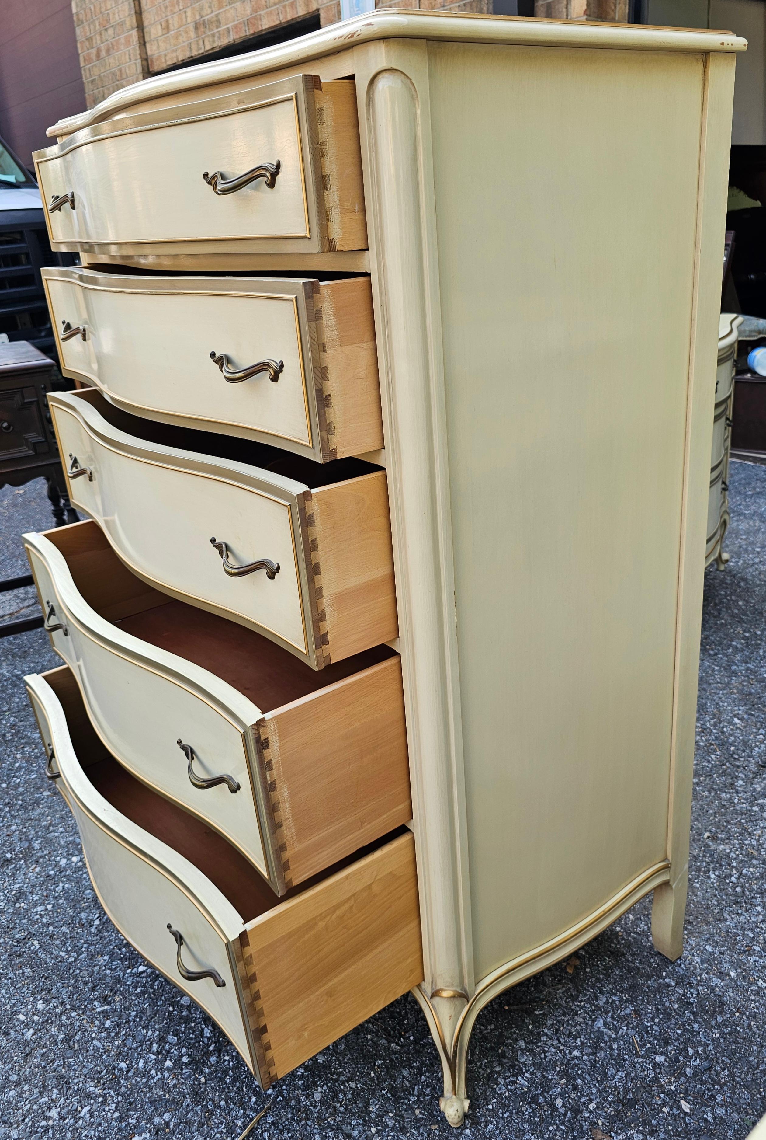 Drexel Provincial Serpentine Mahogany Partial Gilt and Cream Chest of  cassetti In condizioni buone in vendita a Germantown, MD