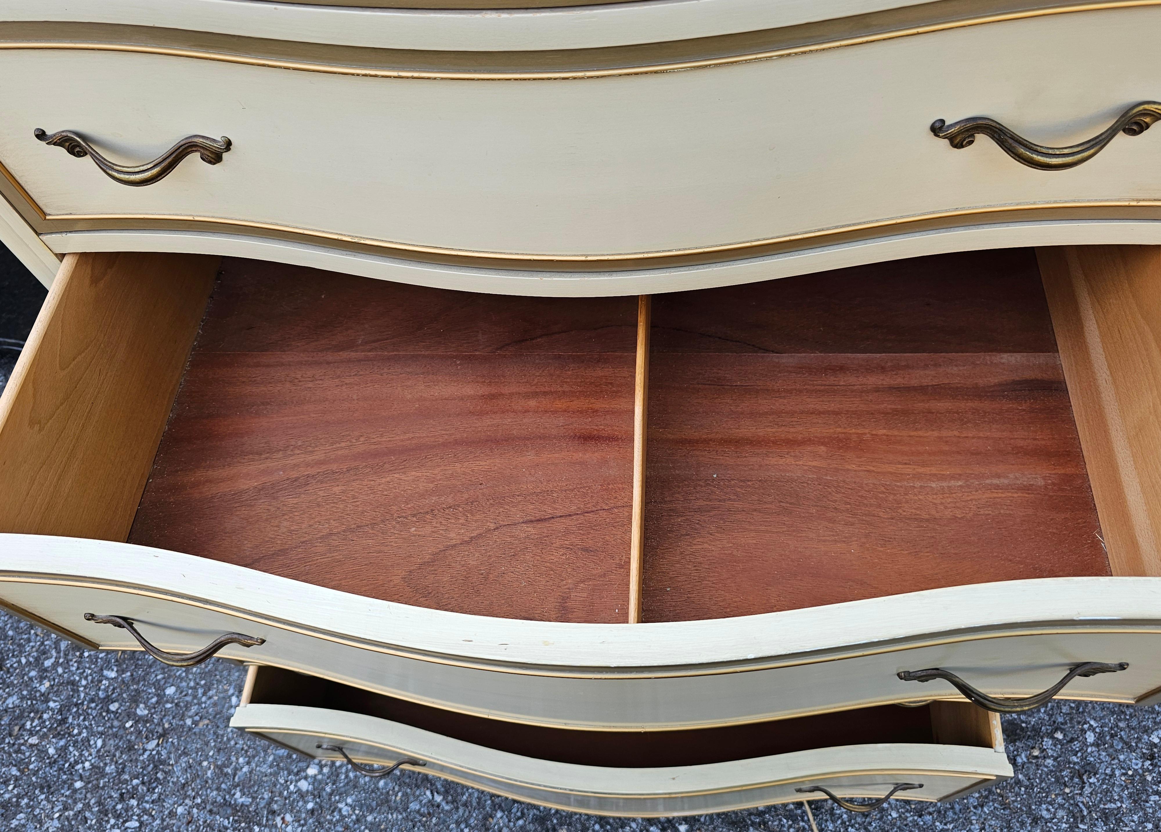 Legno massiccio Drexel Provincial Serpentine Mahogany Partial Gilt and Cream Chest of  cassetti in vendita