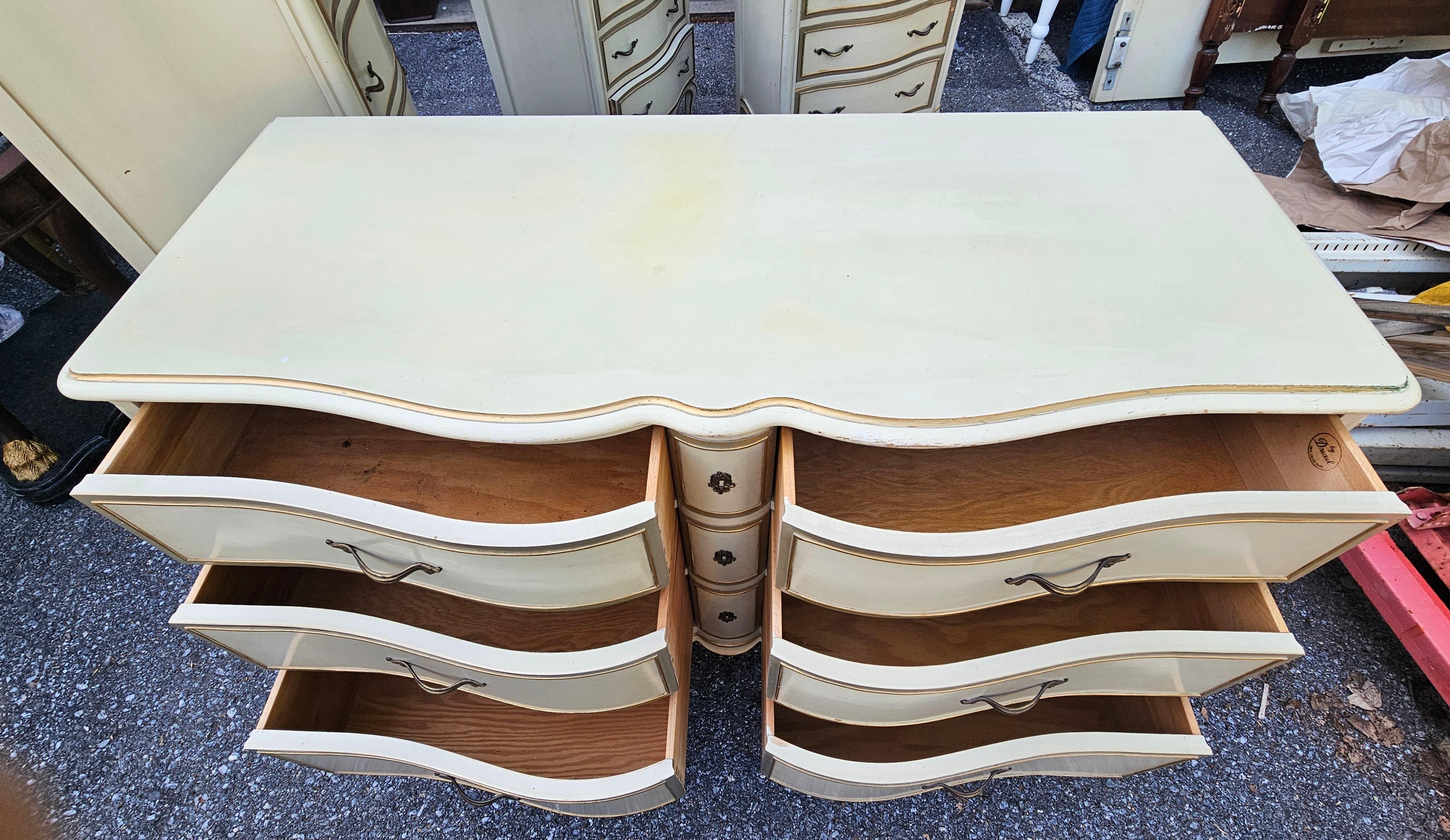 Legno massiccio Comò doppio Drexel Provincial Serpentine in mogano parzialmente dorato e crema in vendita