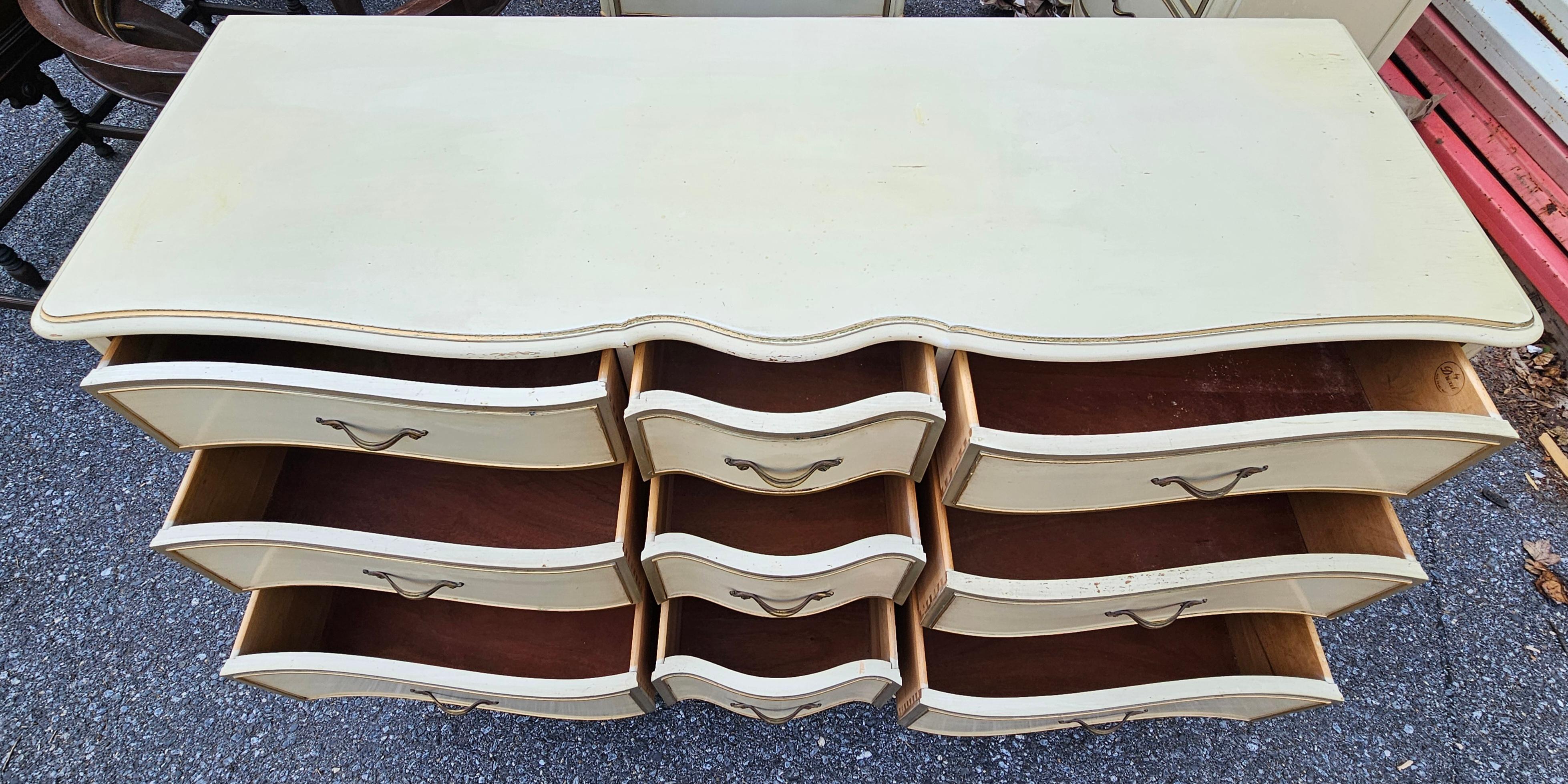 Cómoda Triple Drexel Provincial Serpentina de Caoba Parcialmente Dorada y Crema Tallado en venta