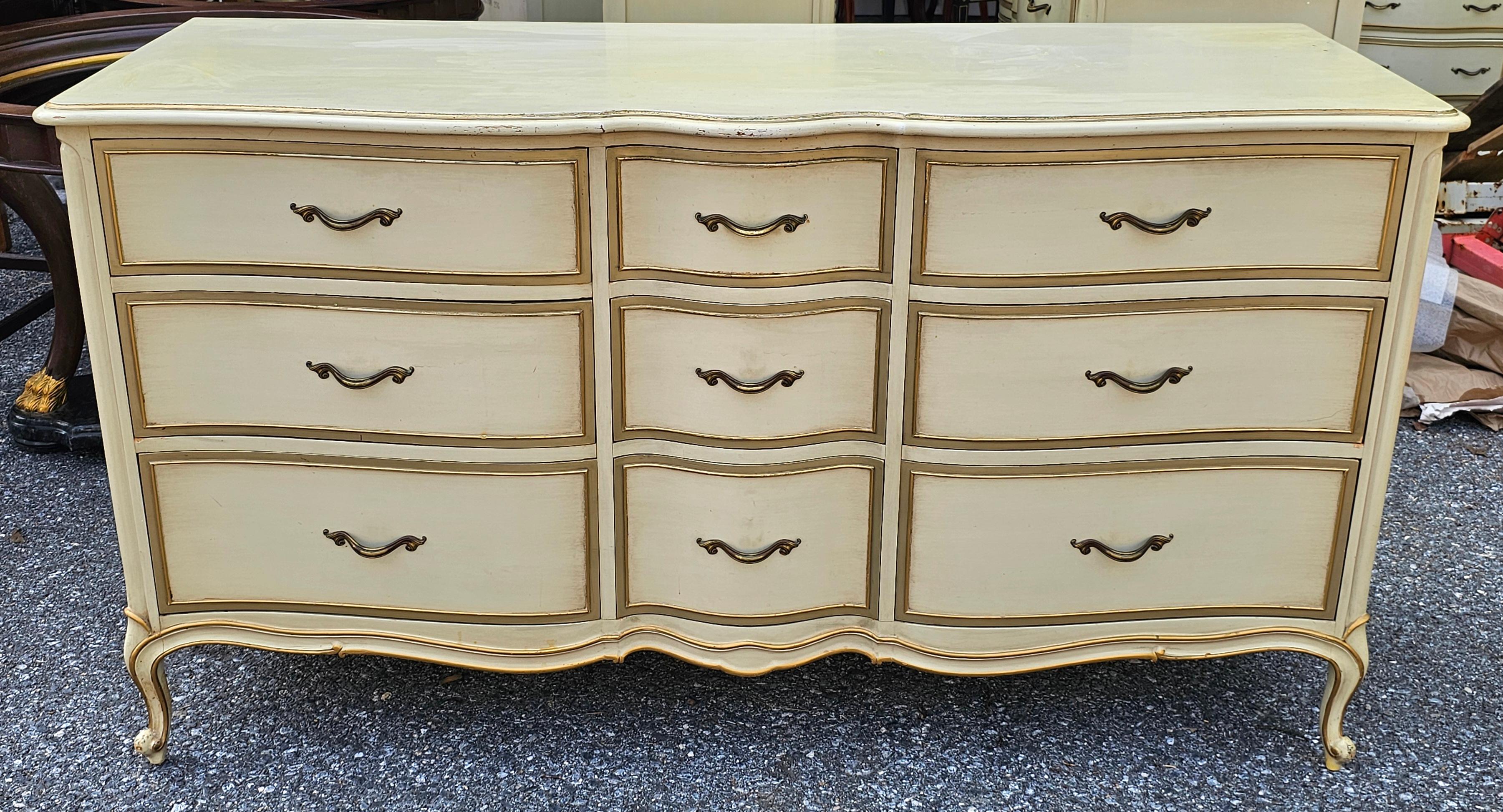 Cómoda Triple Drexel Provincial Serpentina de Caoba Parcialmente Dorada y Crema Madera dura en venta