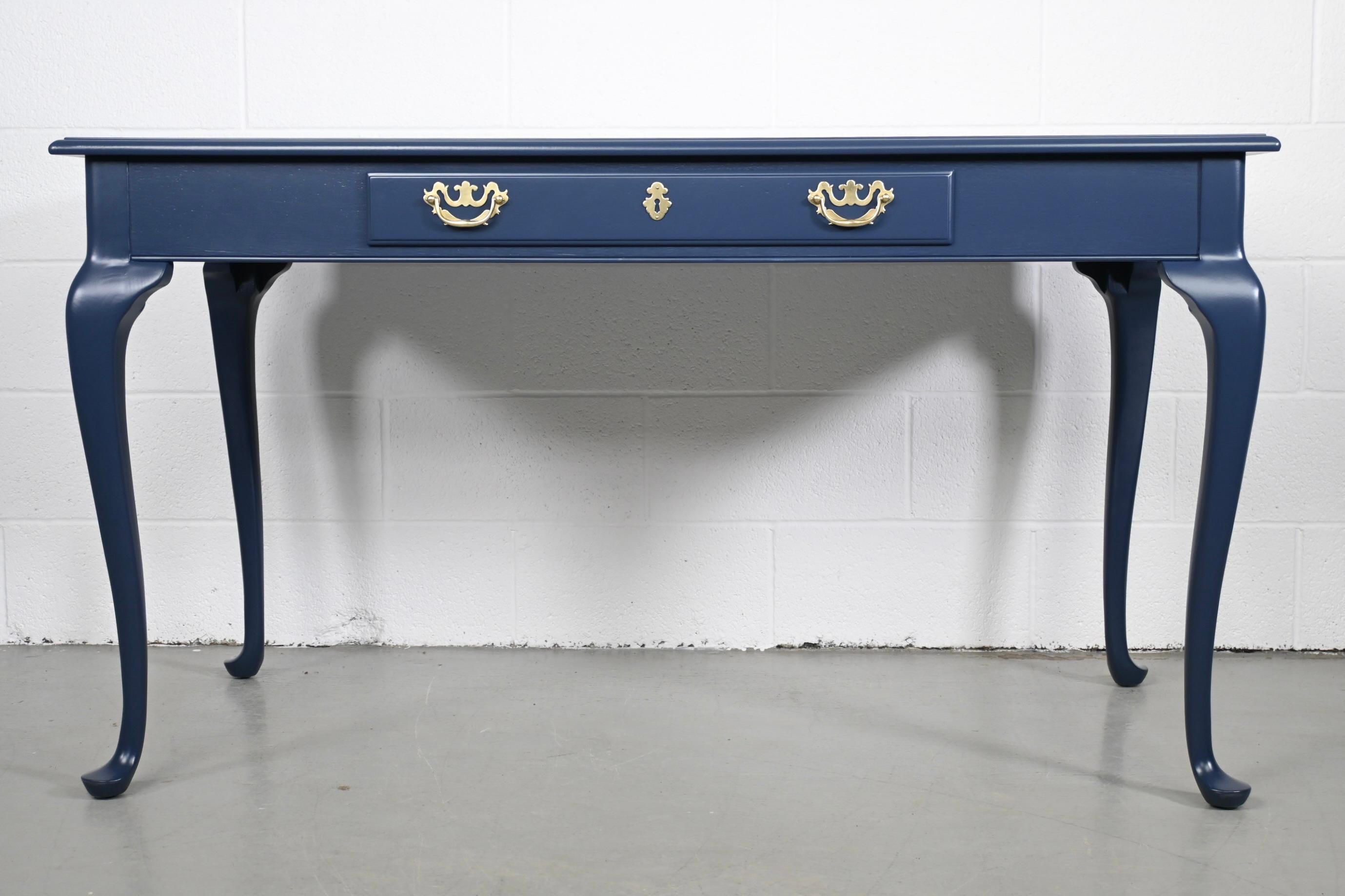 Drexel Queen Anne Style navy lacquer writing desk with brass pulls.

Drexel Furniture, USA, 1970s

Measures: 54 Wide x 26 Deep x 30.13 High

Queen Anne style one drawer writing desk with brass pulls refinished in Sherwin Williams Naval