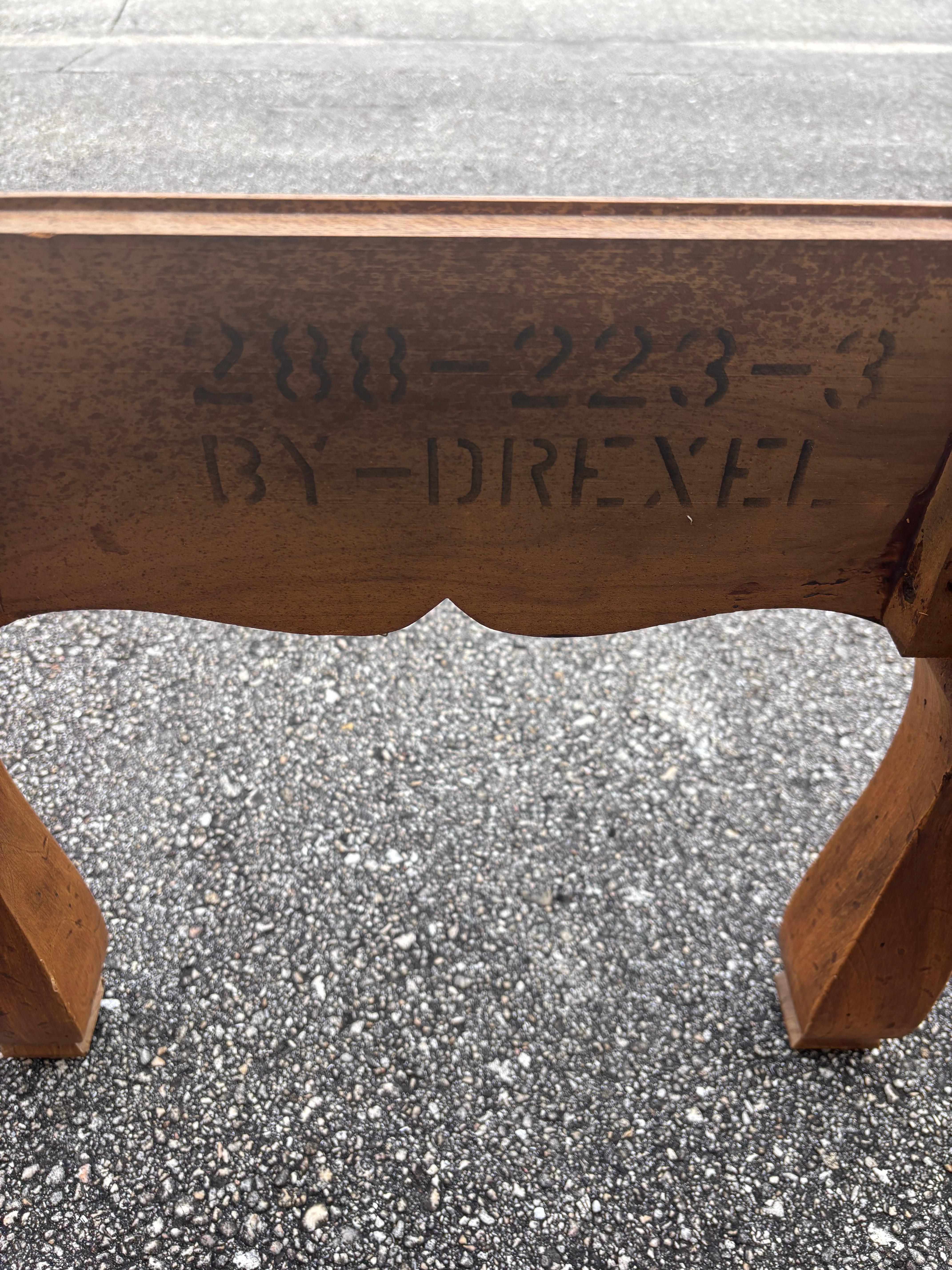Drexel Beistelltische aus Massivholz und Schieferplatte, ein Paar (20. Jahrhundert) im Angebot
