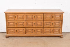 Commode ou crédence triple en noyer sculpté de l'époque coloniale espagnole, Drexel, années 1960