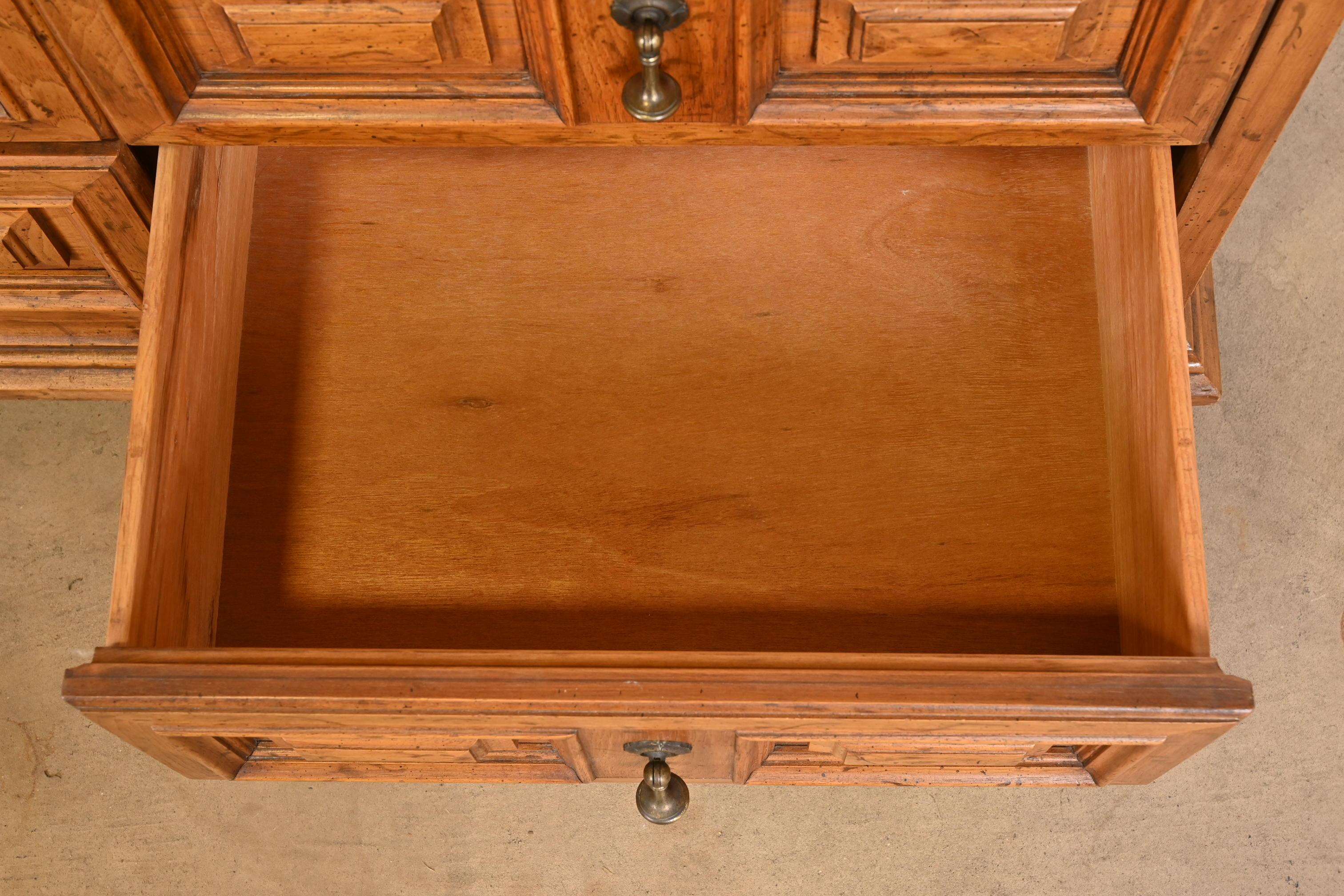 Triple commode ou crédence coloniale espagnole Drexel en noyer sculpté, années 1960 2