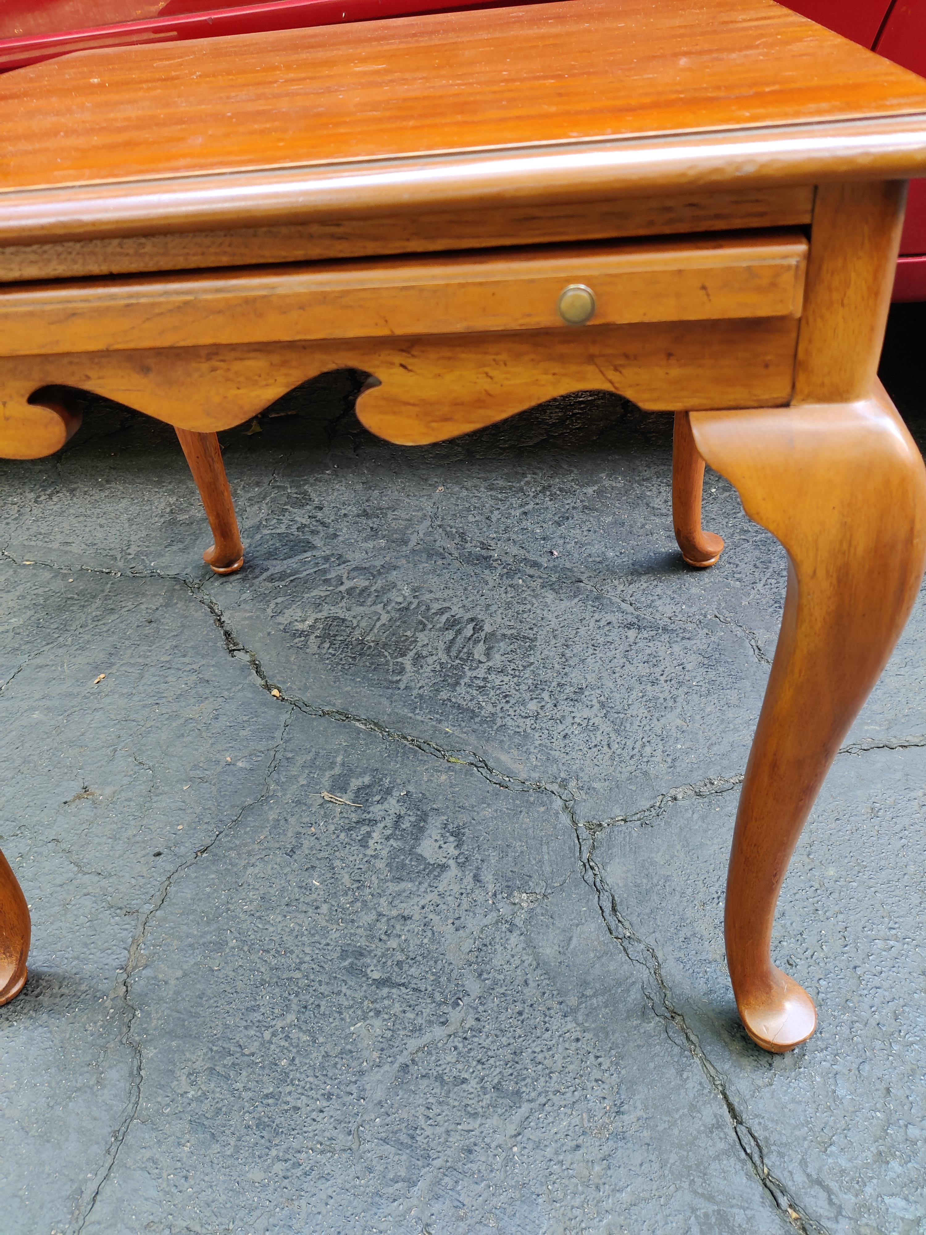 Bois Table à thé Drexel avec étagère et pieds Queen Anne en vente