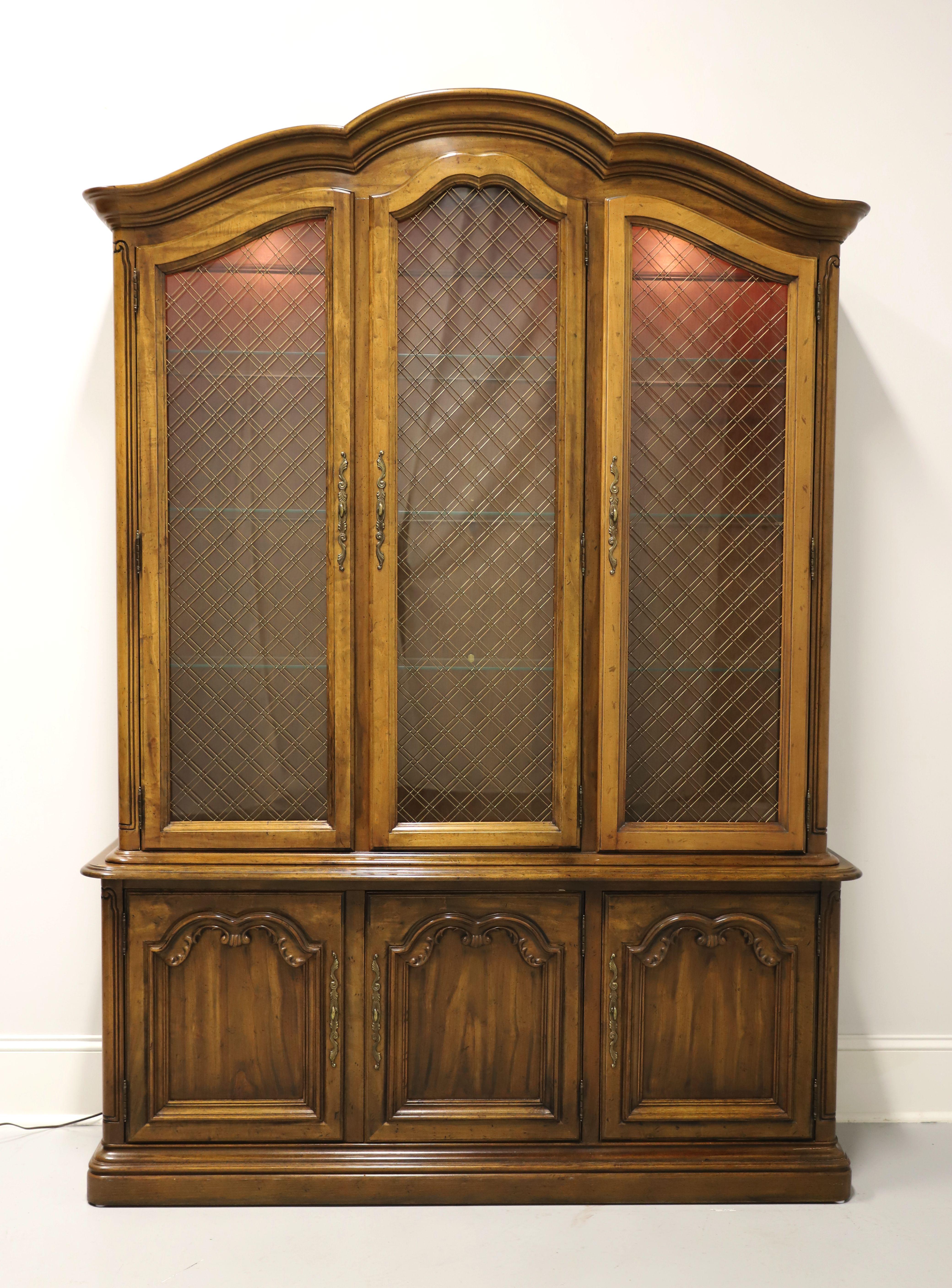 Provincial français Armoire de Chine DREXEL Touraine II Pecan French Country en vente