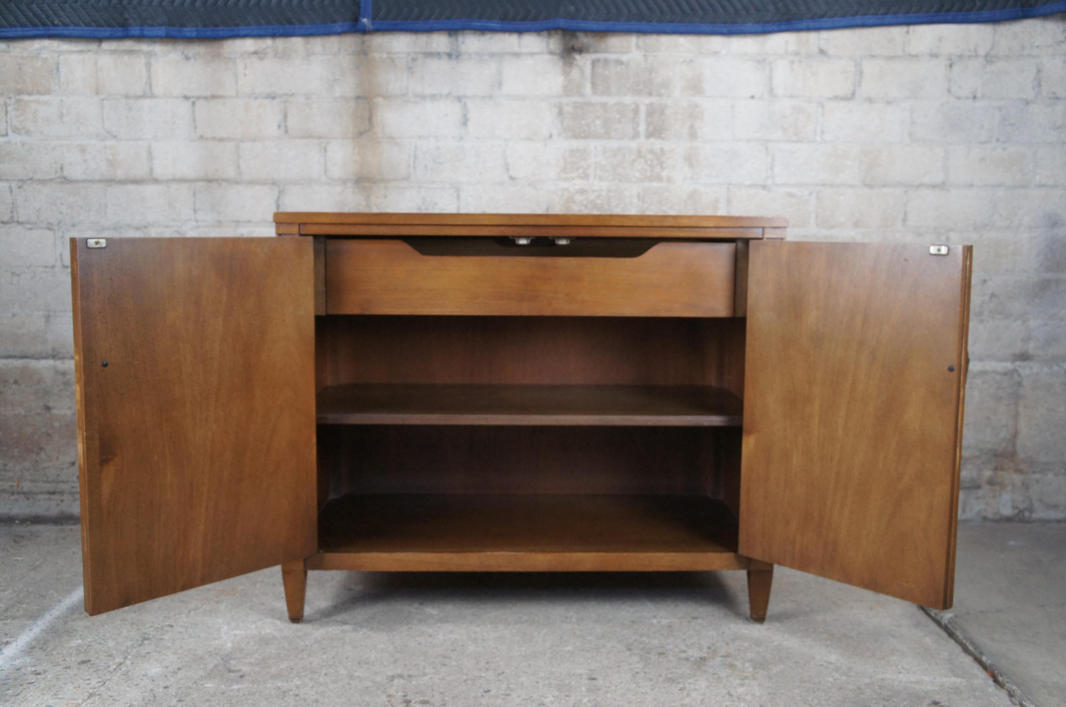 Drexel Triune Mid-Century Modern Mahogany Buffet Server Console Cabinet 585-407 In Good Condition For Sale In Dayton, OH