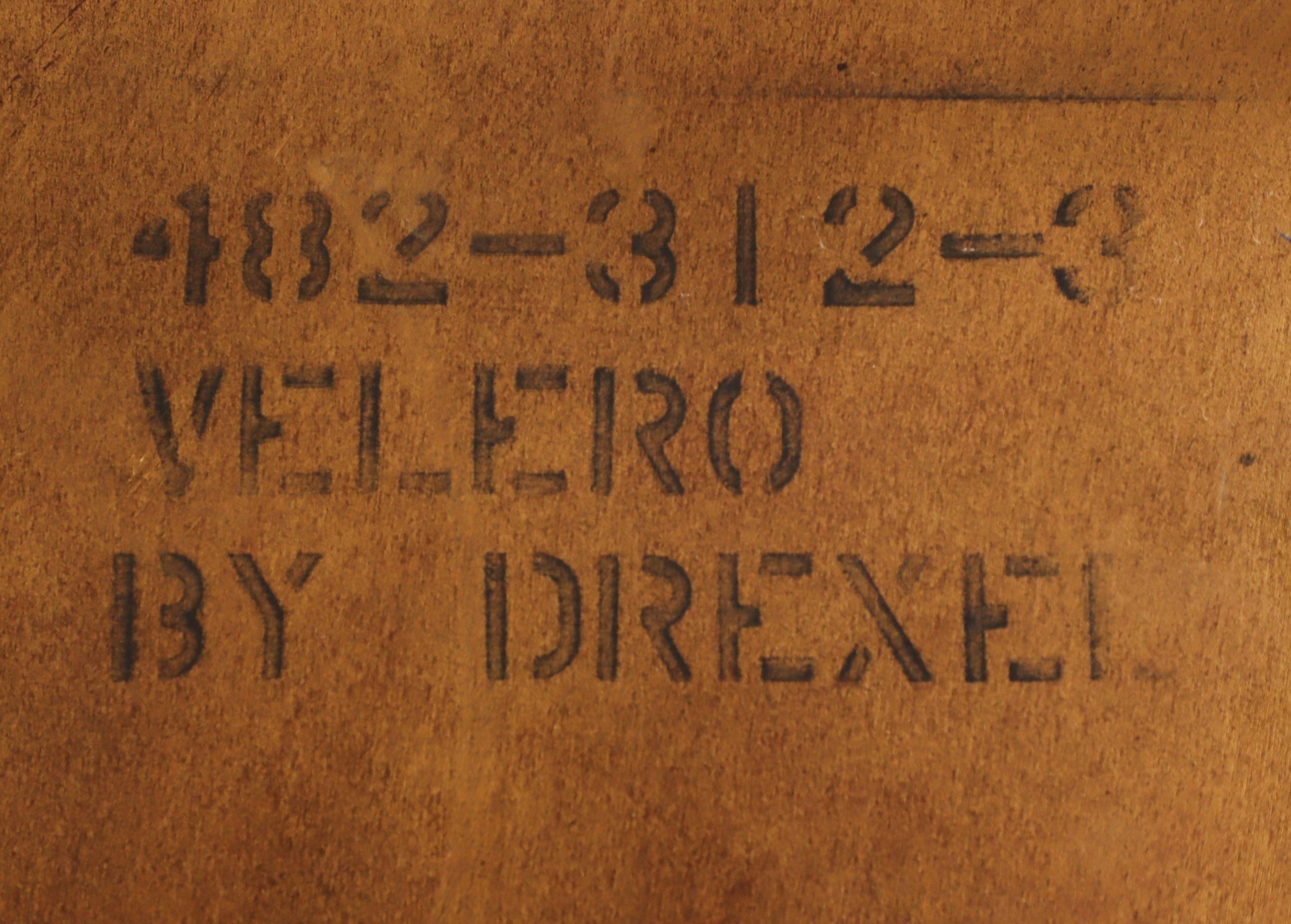 DREXEL Velero Quadratischer Beistelltisch im spanischen Stil aus der Mitte des 20. Jahrhunderts im Angebot 6