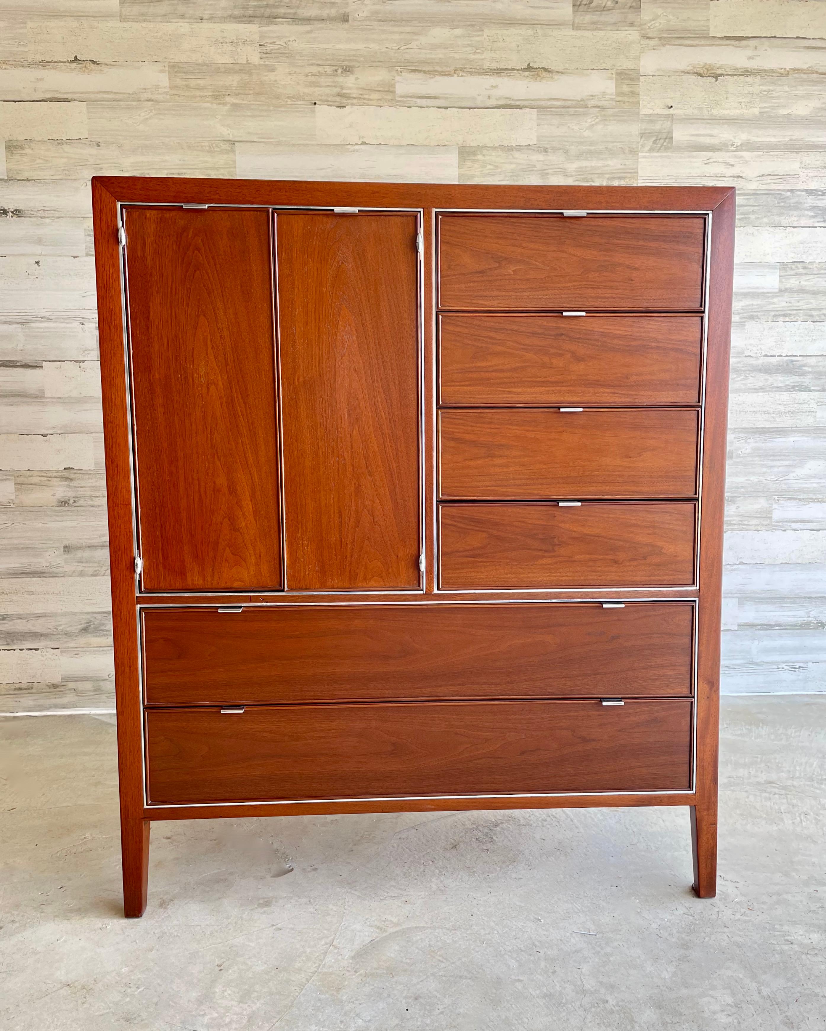 Cromo Cassettiera Drexel Viewpoint 70 Gentlemen's Chest in vendita