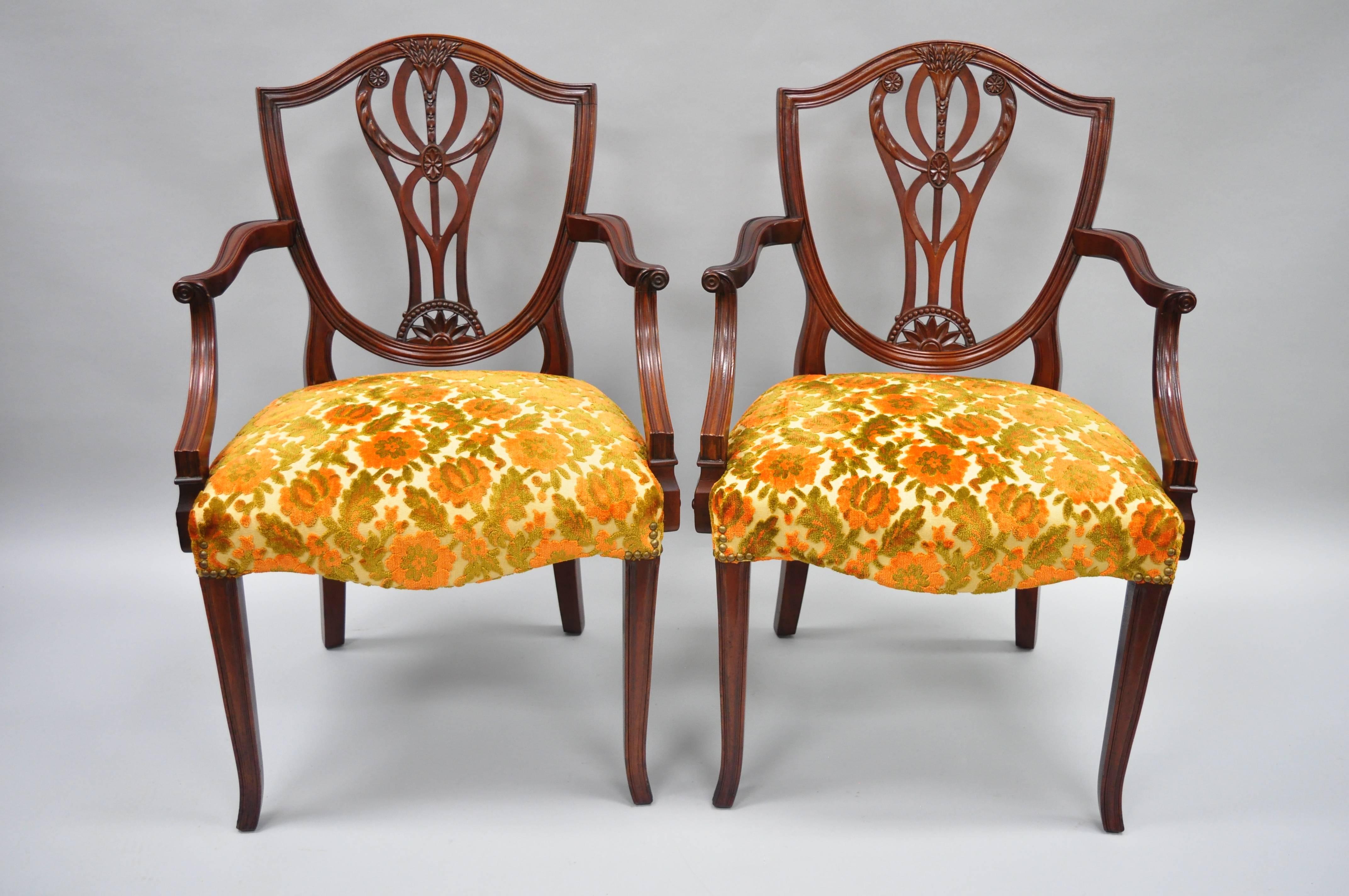 Ensemble de six chaises de salle à manger Drexel Wallace nutting en acajou massif. L'article comprend quatre chaises d'appoint, deux fauteuils, des dossiers finement sculptés, un rembourrage floral orange d'origine, une construction en bois massif,