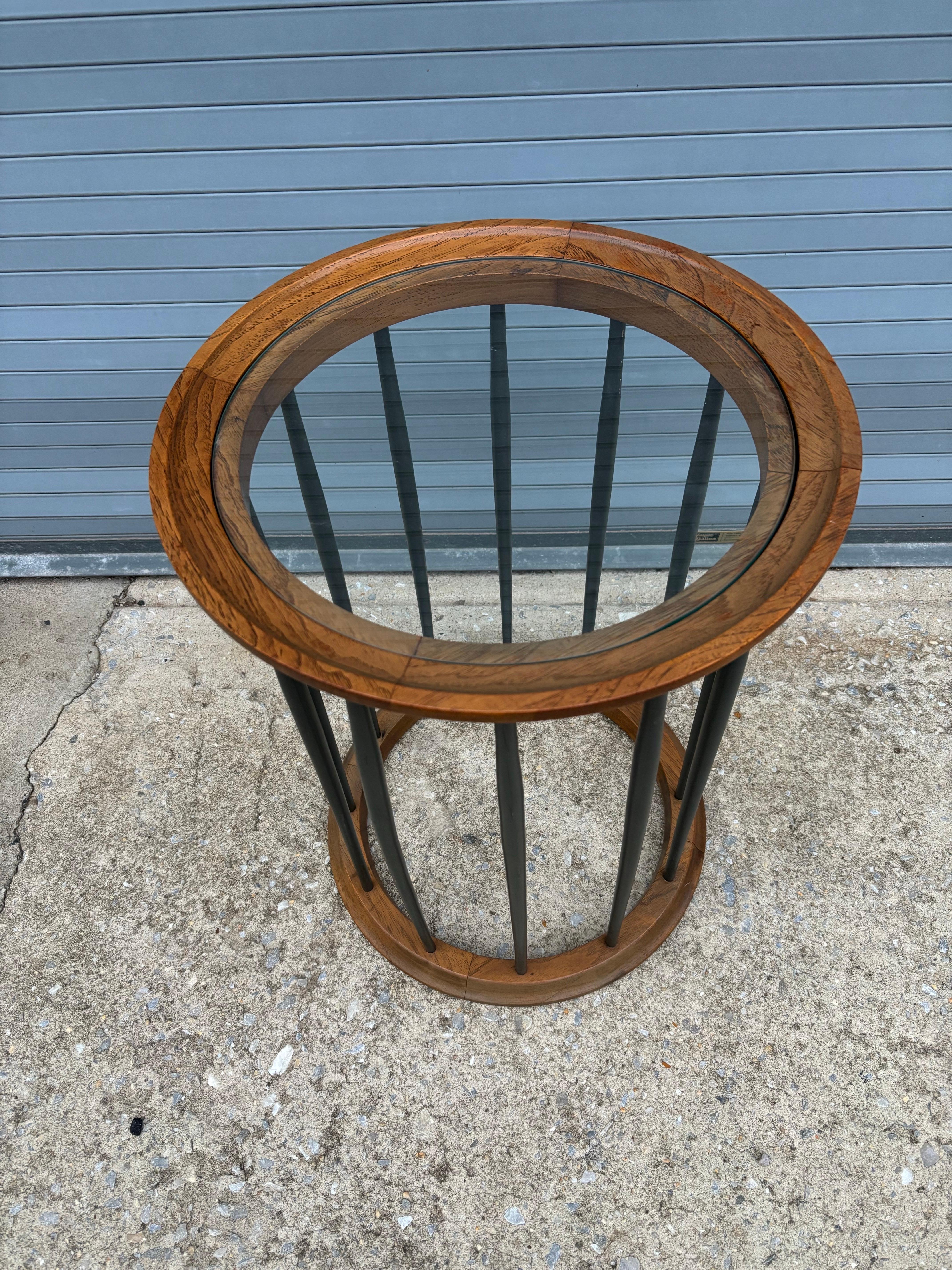 Table d'appoint ronde en noyer Drexel.  Le plateau en verre encastré et les chevilles en bois peint en vert donnent à cette petite table le look qu'il lui faut !  Très bel état d'origine !  Le verre présente quelques rayures.