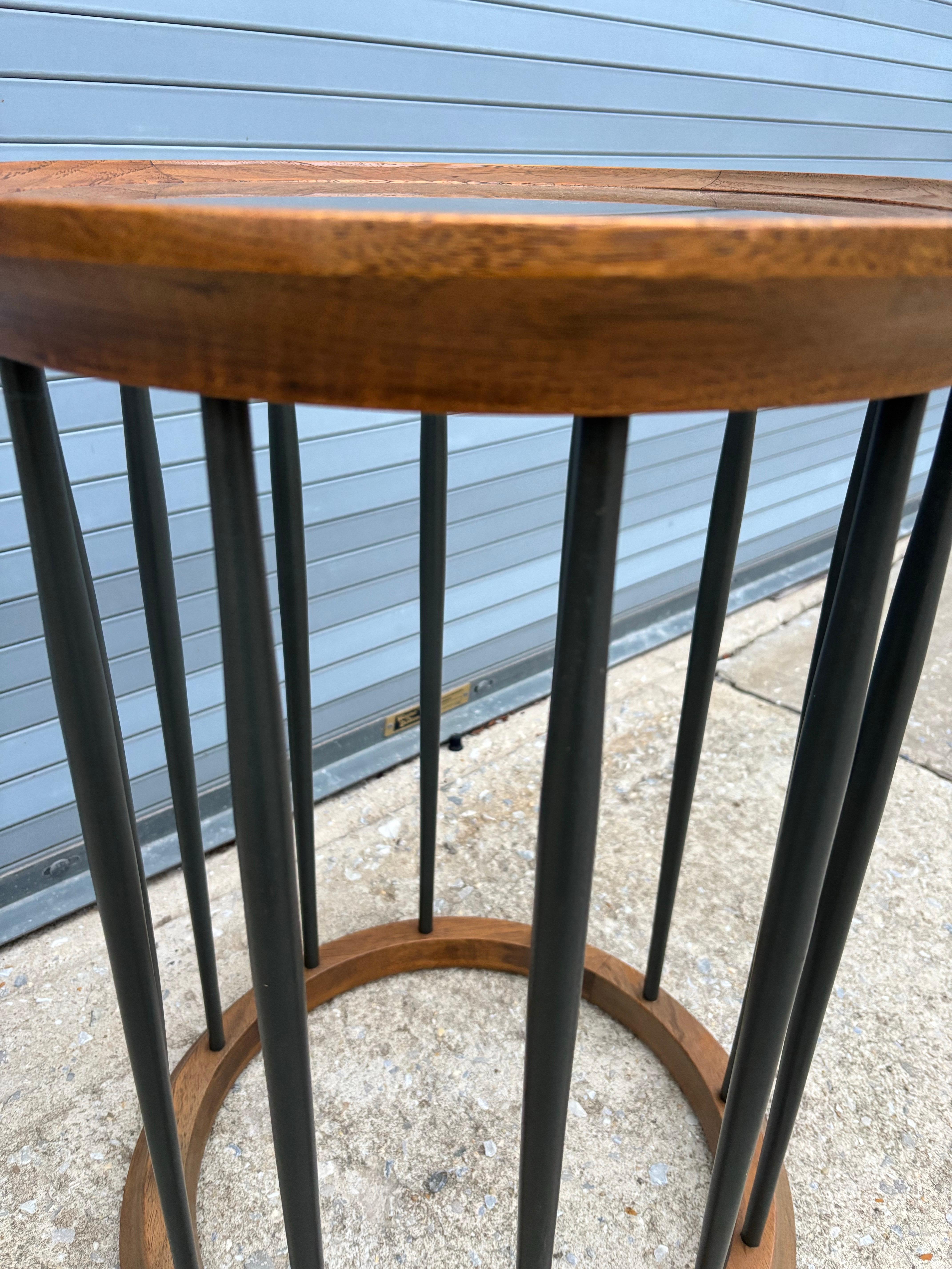Américain Table d'appoint en noyer et verre Drexel en vente