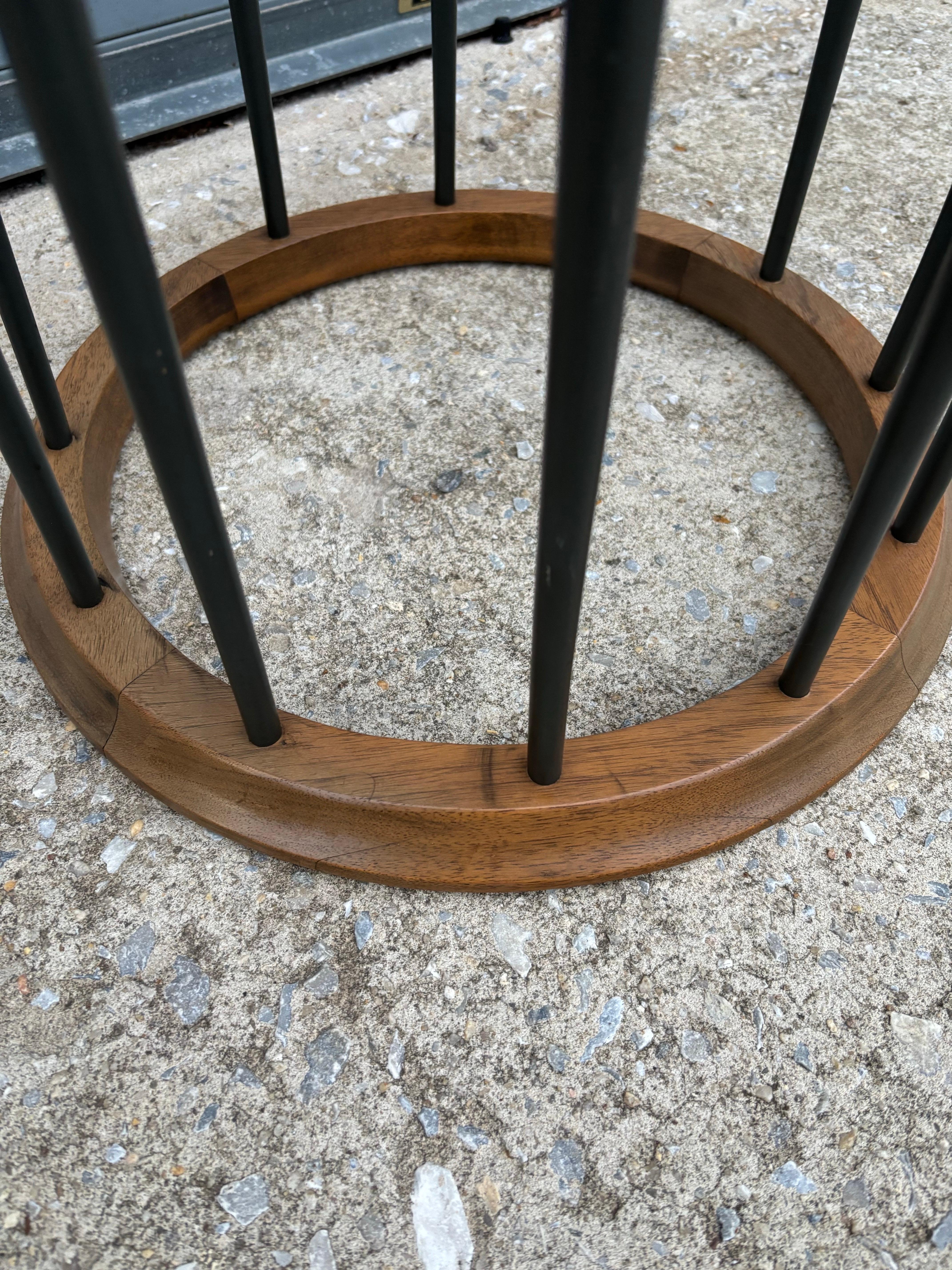 Table d'appoint en noyer et verre Drexel Bon état - En vente à Philadelphia, PA