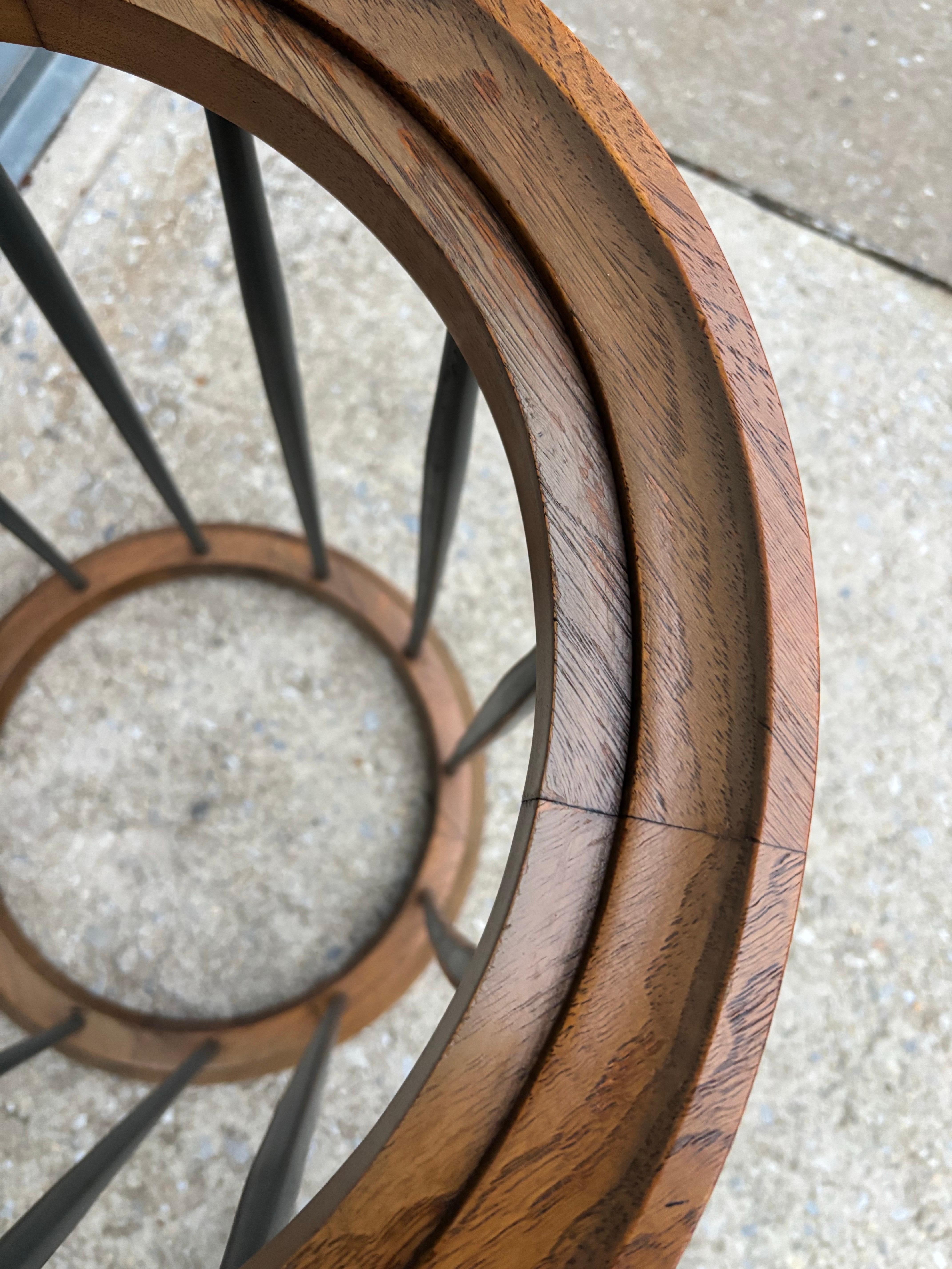 Milieu du XXe siècle Table d'appoint en noyer et verre Drexel en vente