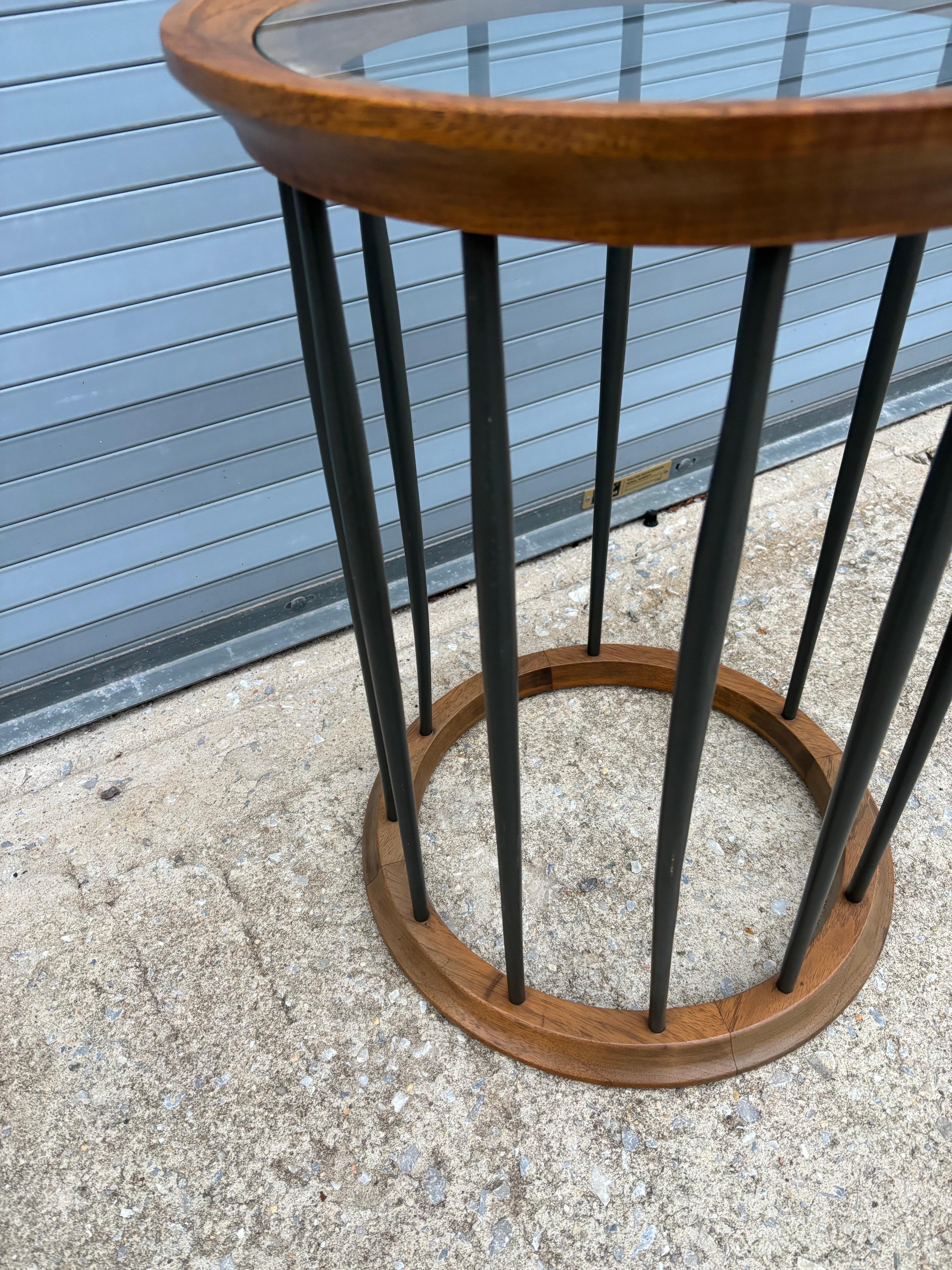 Verre Table d'appoint en noyer et verre Drexel en vente