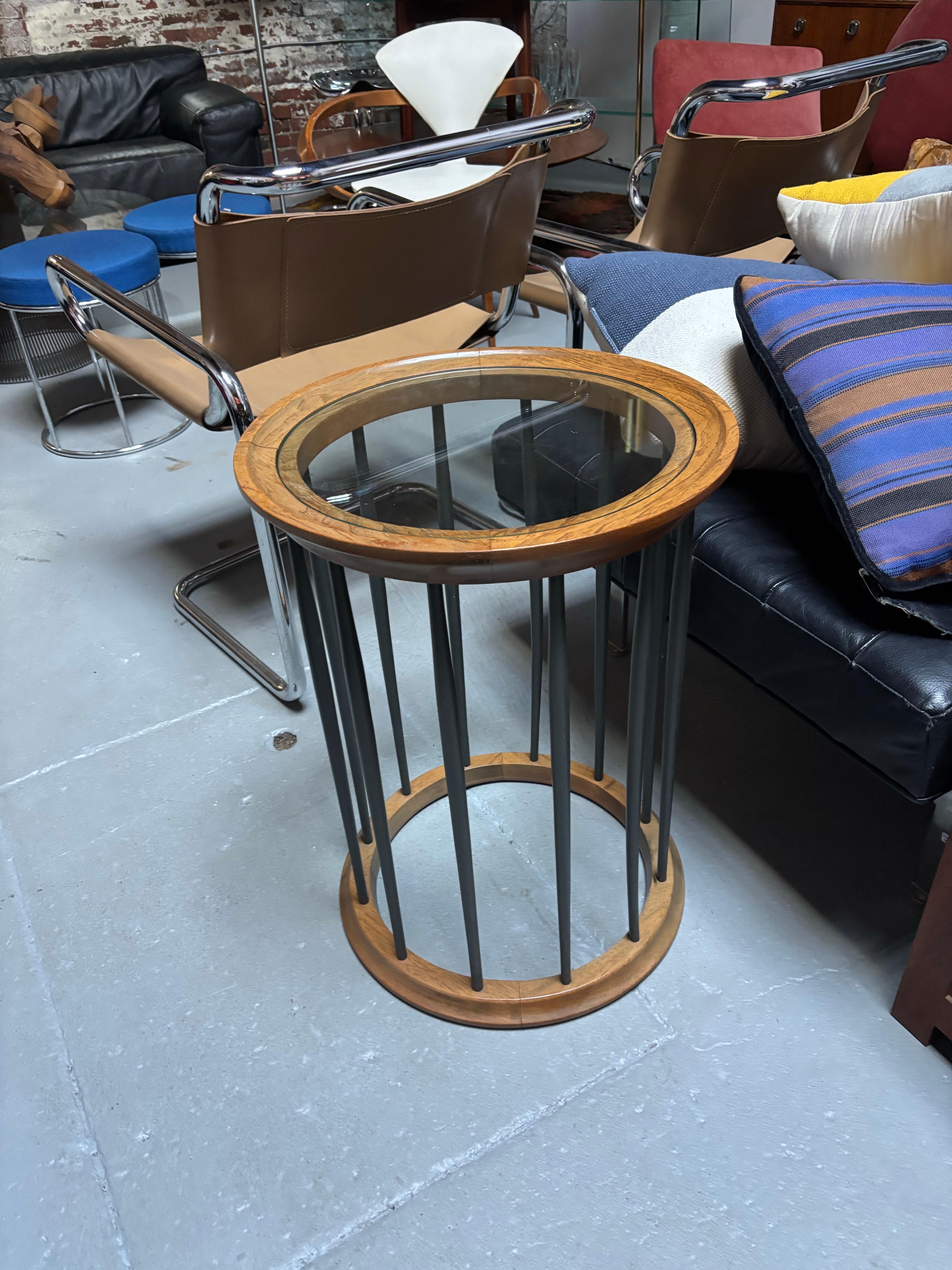 Table d'appoint en noyer et verre Drexel en vente 1