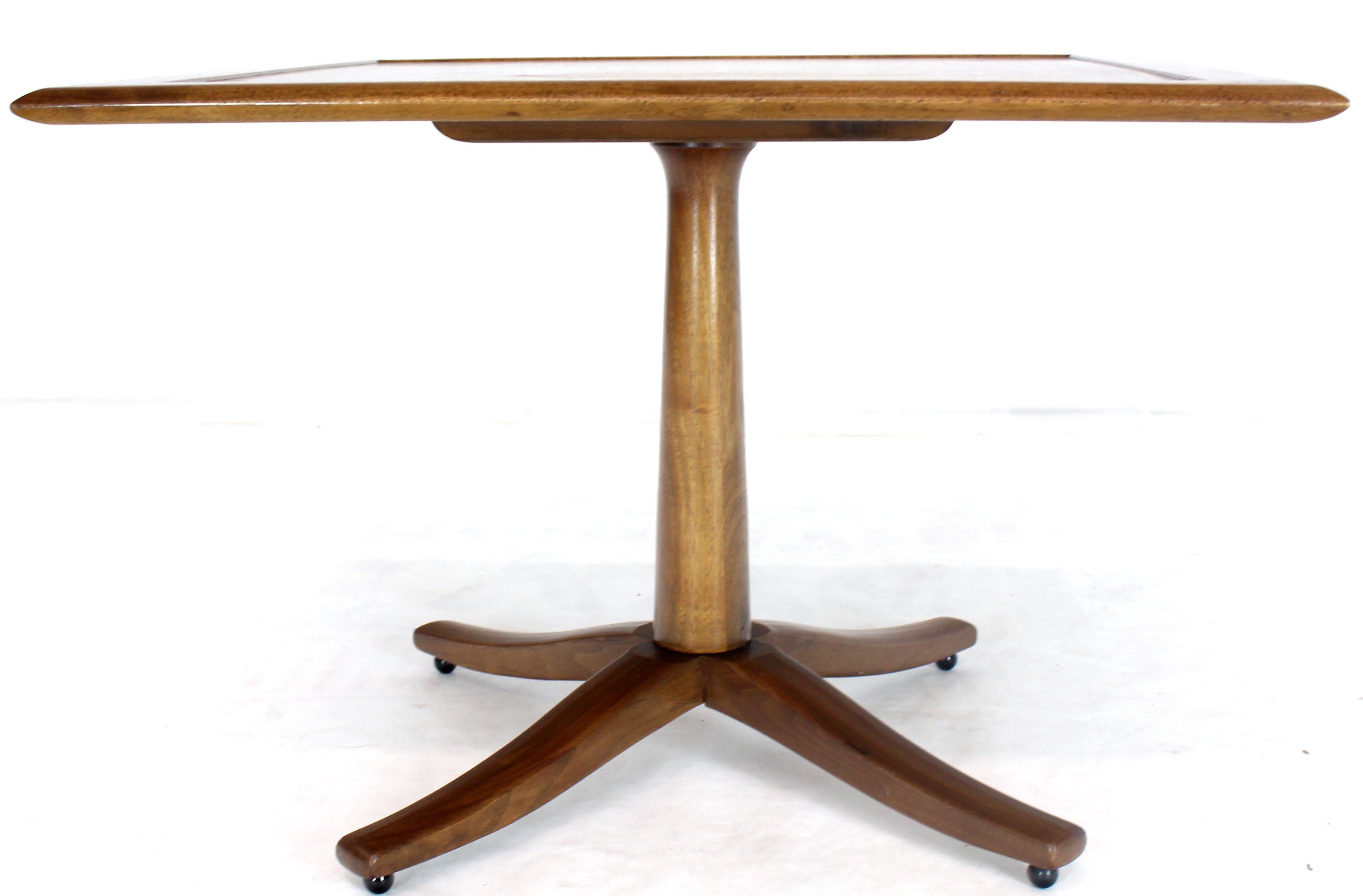 Mid-Century Modern Beistelltisch aus Nussbaum mit Schmetterlingsgelenken auf kugelförmigen Füßen.