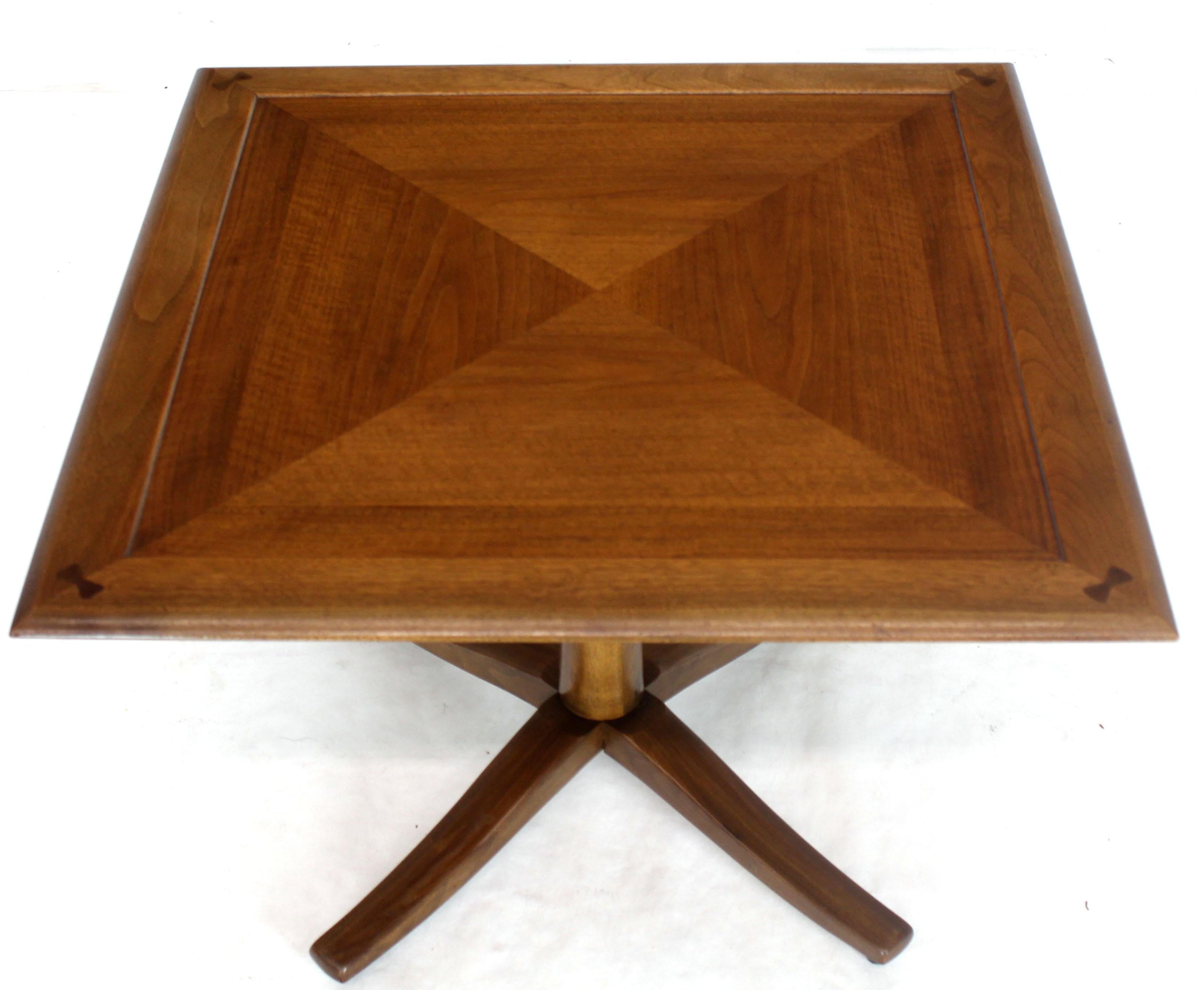 Quadratischer Beistelltisch aus Nussbaumholz von Drexel (Moderne der Mitte des Jahrhunderts) im Angebot