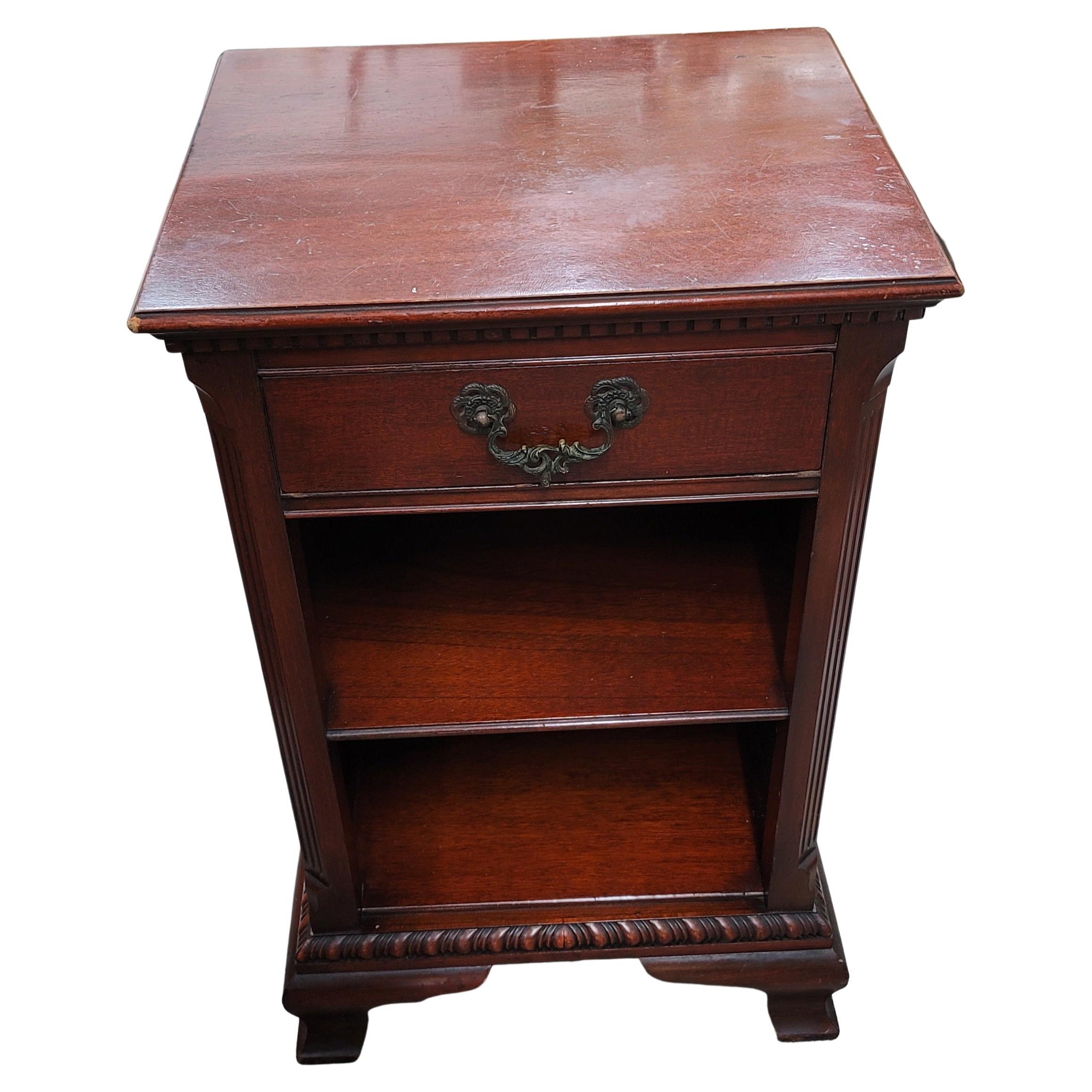 The Wentworth House Group Collection Georgian Mahogany night stand bed side table by Drexel.
Exceptional workmanship display throughout. Good vintage condition, with some scratches on top, appropriate with history and use.
Measures 18