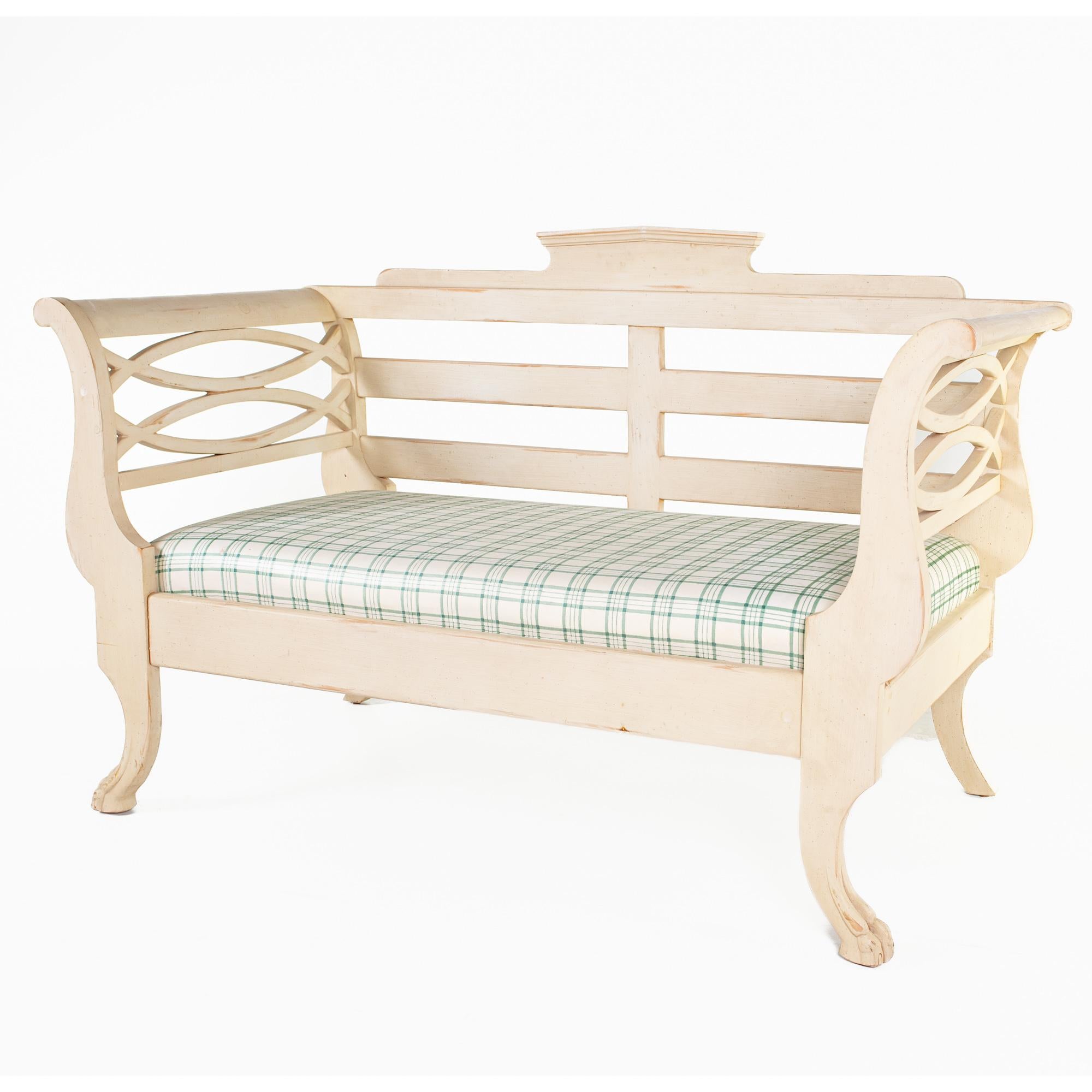 Drexel white daybed with green checker cushion

This daybed measures: 57.5 wide x 30 deep x 36.5 inches high, with a seat height of 18.5 and arm height of 32 inches

This daybed is in excellent vintage condition with minor marks, dents, and