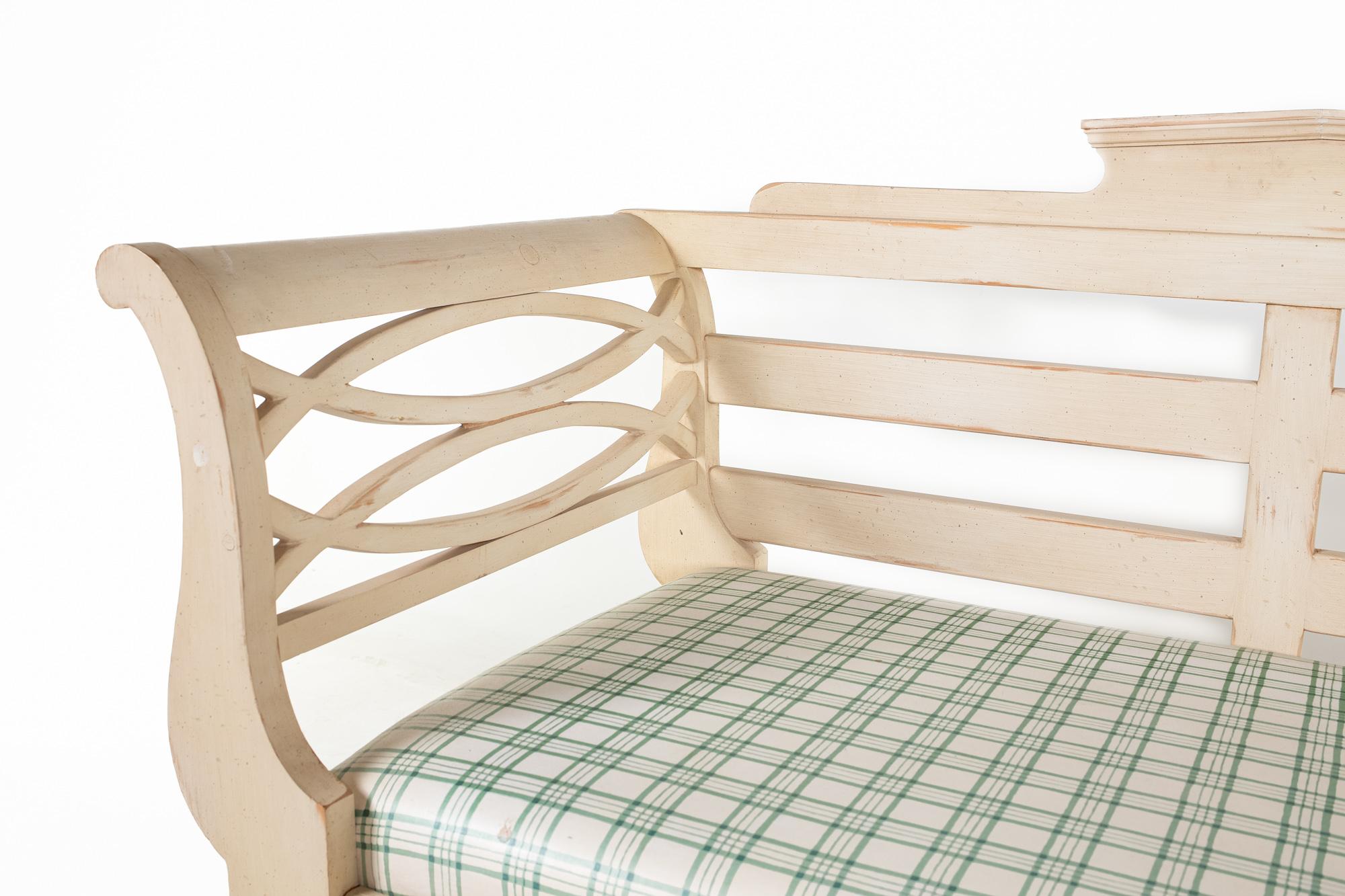 Drexel White Daybed with Green Checker Cushion In Good Condition For Sale In Countryside, IL
