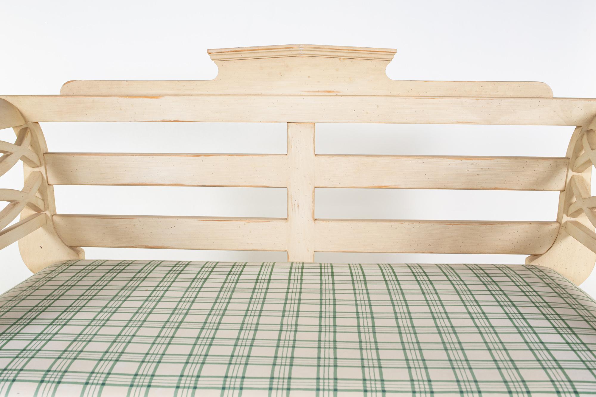 Drexel Weißes Tagesbett mit grünem kariertem Kissen (21. Jahrhundert und zeitgenössisch) im Angebot