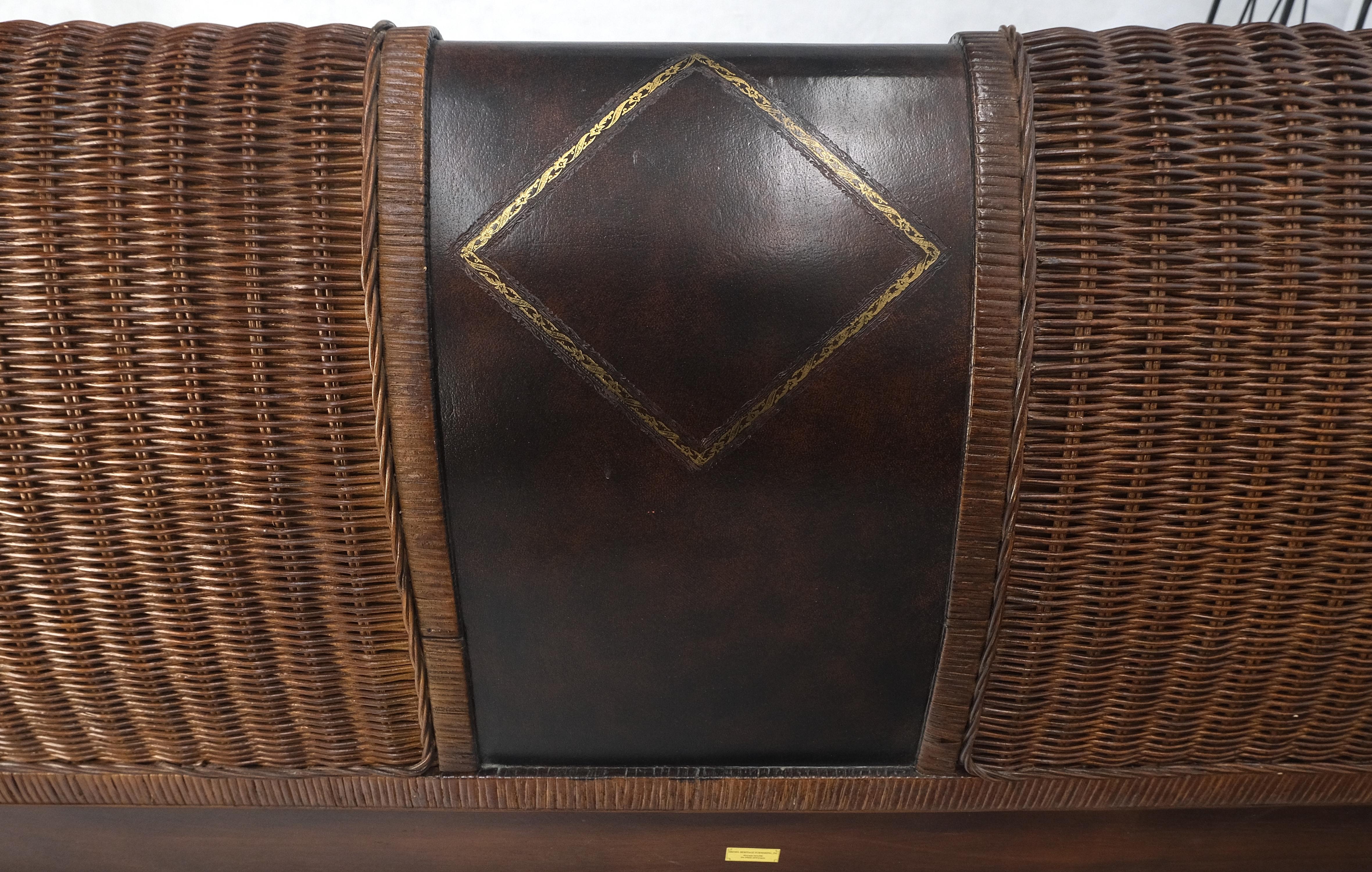 Stile impero americano Drexel Wicker Tolled Leather Brass Accents King Size Slight Bed Headboard MINT (Testiera in vimini con inserti in ottone) in vendita