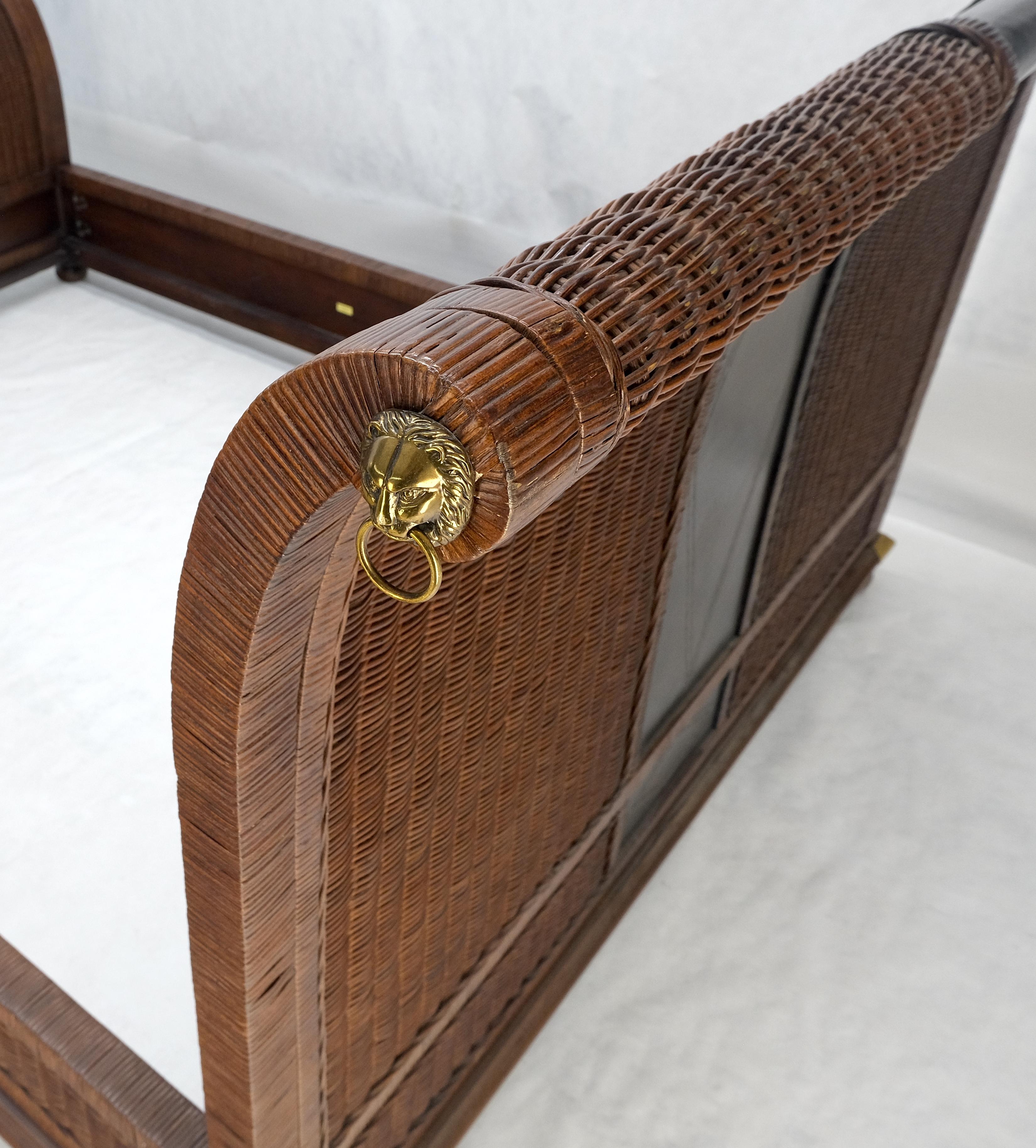 Laccato Drexel Wicker Tolled Leather Brass Accents King Size Slight Bed Headboard MINT (Testiera in vimini con inserti in ottone) in vendita