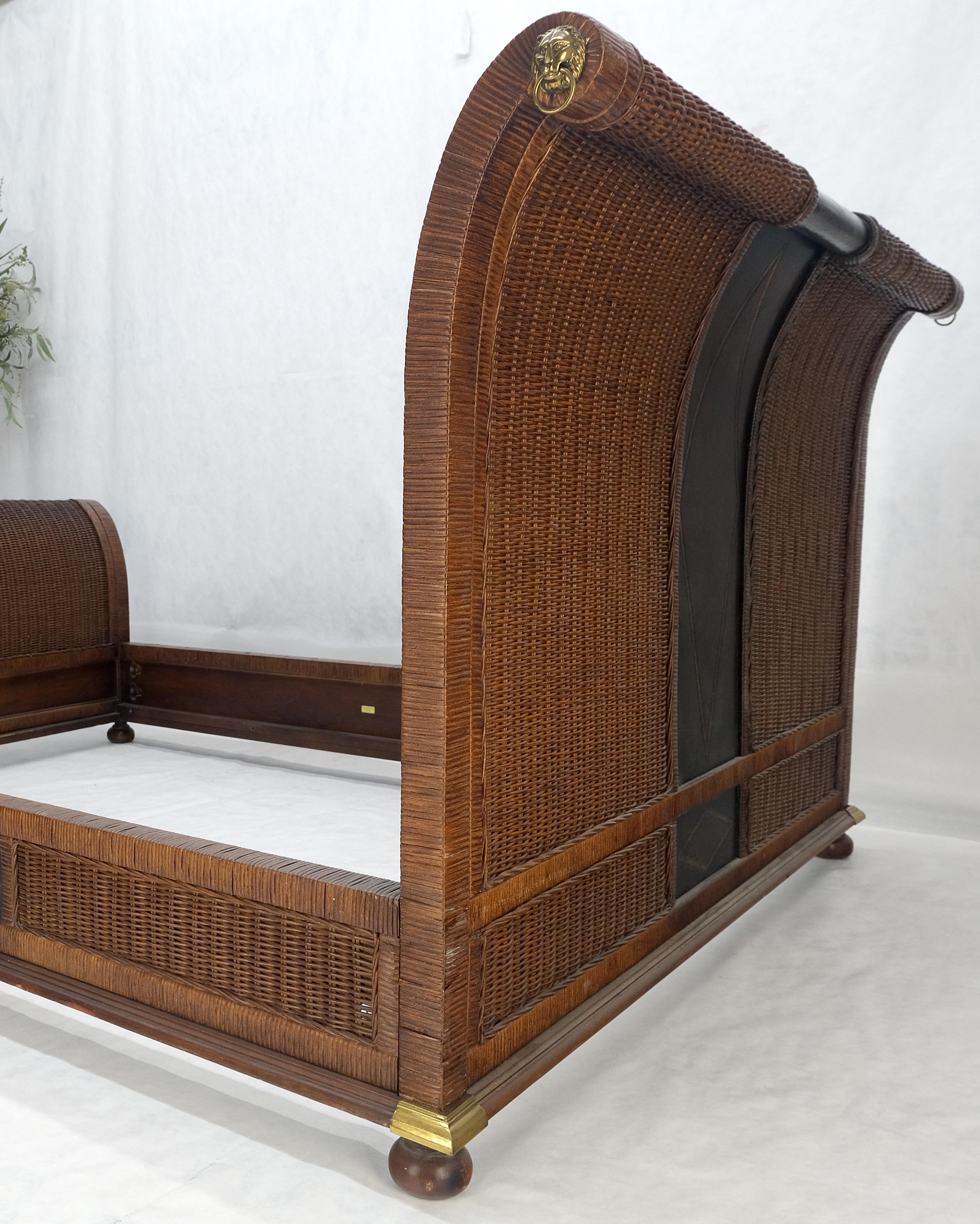 Drexel Wicker Tolled Leather Brass Accents King Size Slight Bed Headboard MINT (Testiera in vimini con inserti in ottone) In condizioni buone in vendita a Rockaway, NJ